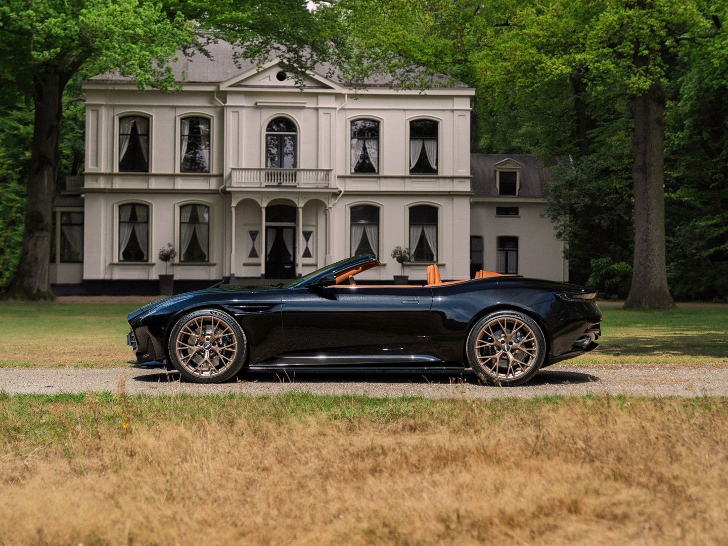 Aston Martin DB12 Volante 4.0 V8 | export price