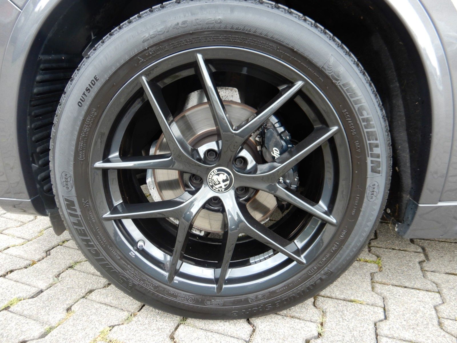 Fahrzeugabbildung Alfa Romeo Stelvio 280 PS Veloce Q4 Pano Navi Leder 20 Zoll
