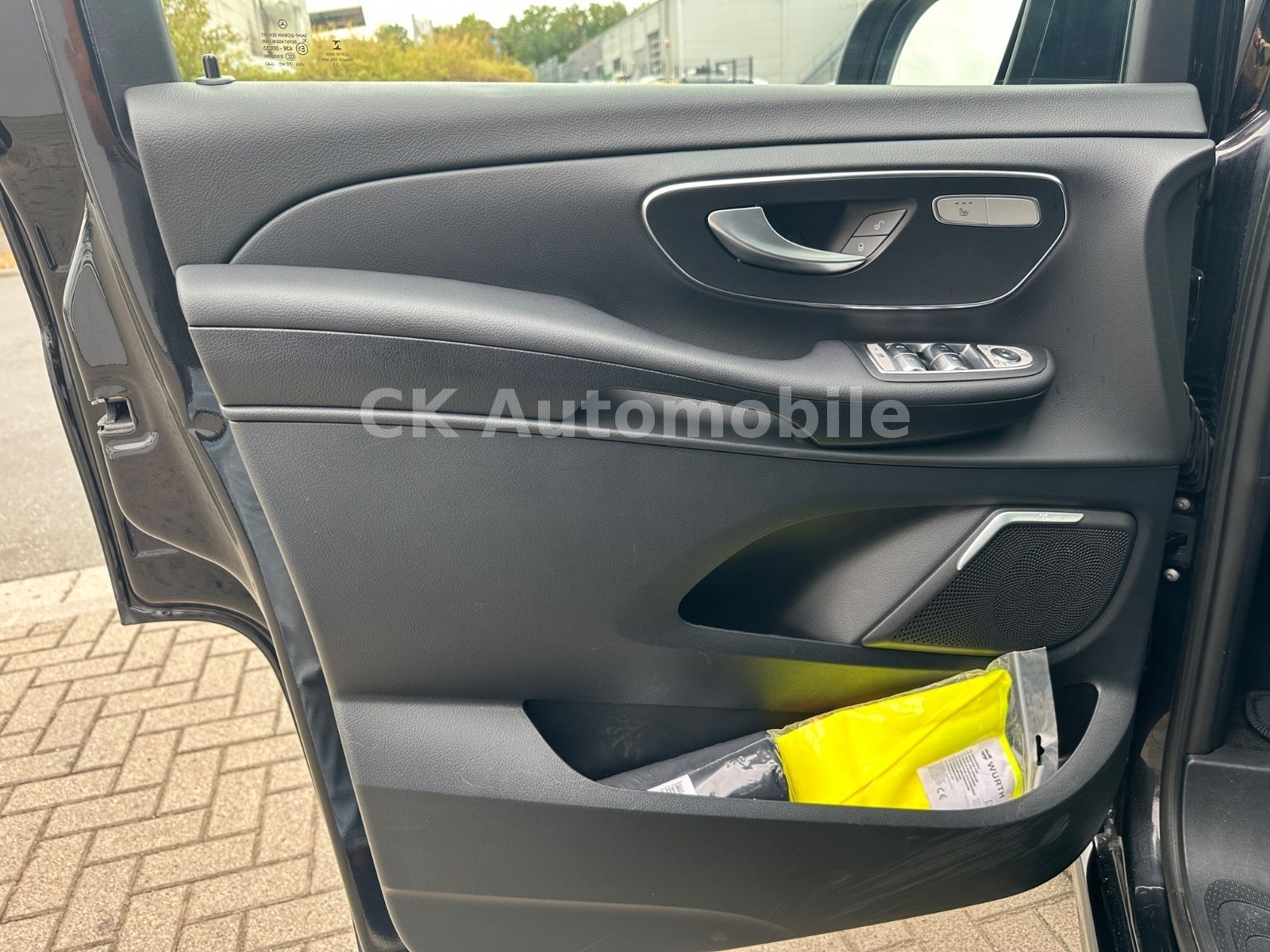 Fahrzeugabbildung Mercedes-Benz V 250d Edition 4MATIC Kompakt AMG-Line / 6 Sitze
