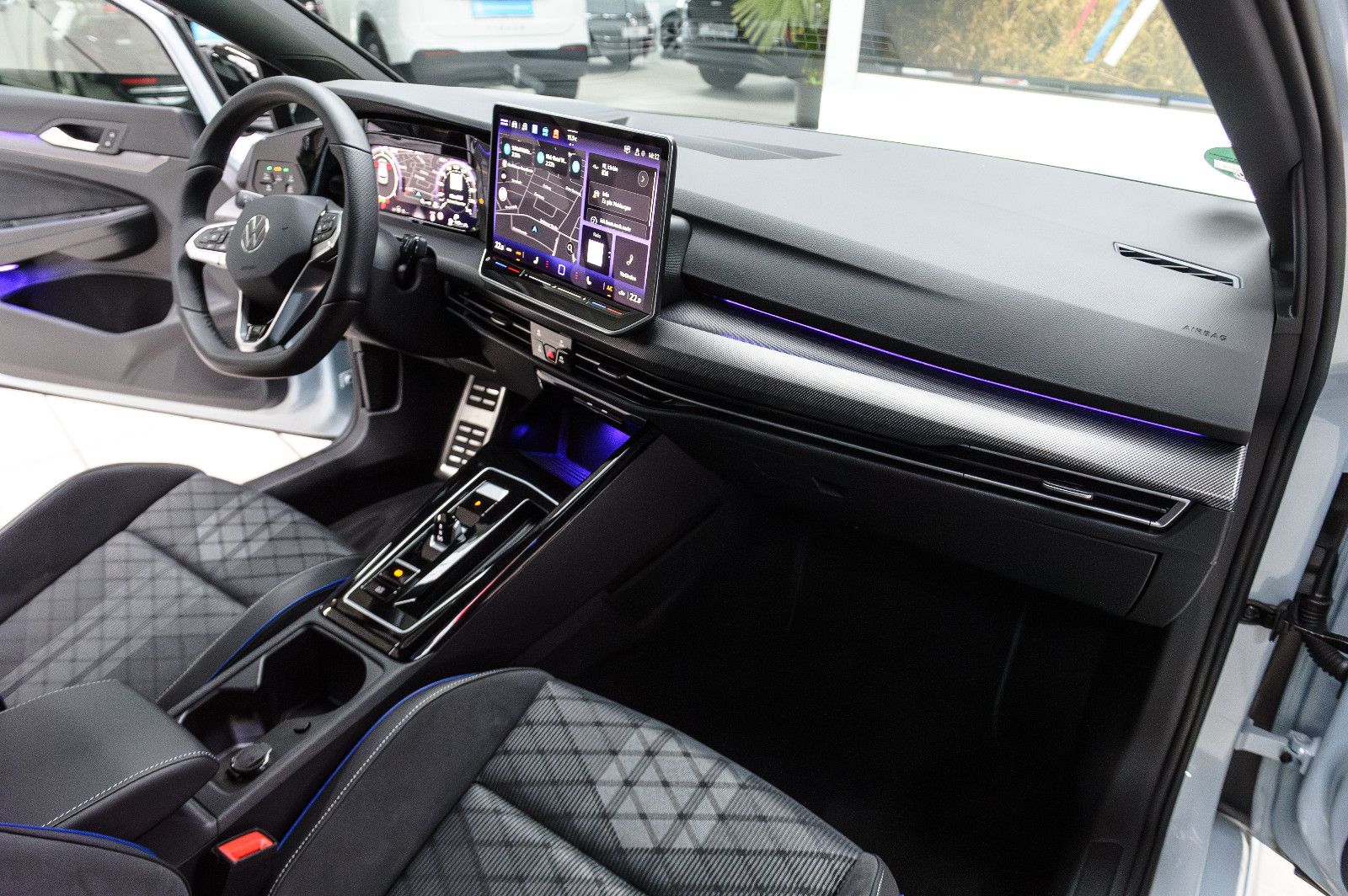 Fahrzeugabbildung Volkswagen Golf VIII 2.0 TDI R-Line IQ-LIGHT+BLACK-STYLE