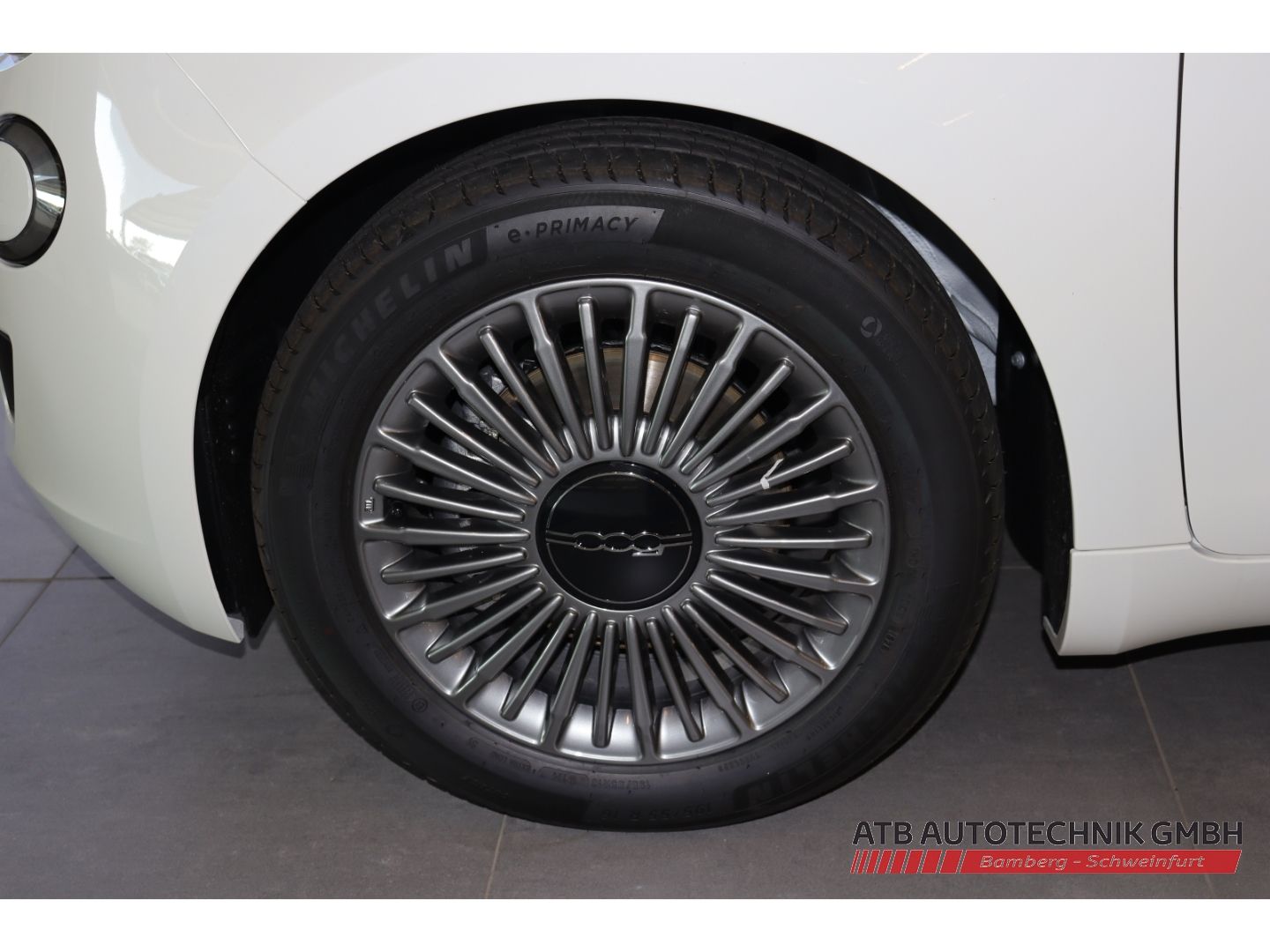 Fahrzeugabbildung Fiat 500 ICON + Komfortpaket Hybrid 1.0l PDC Rückfahr