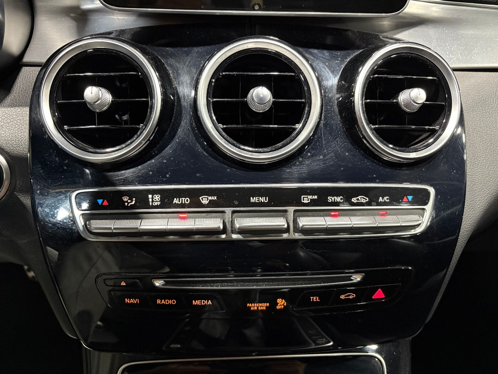 Fahrzeugabbildung Mercedes-Benz C 200 Lim. C 200 CGI/AMG-LINE/PDC/SOUND/SHZ/KLIM