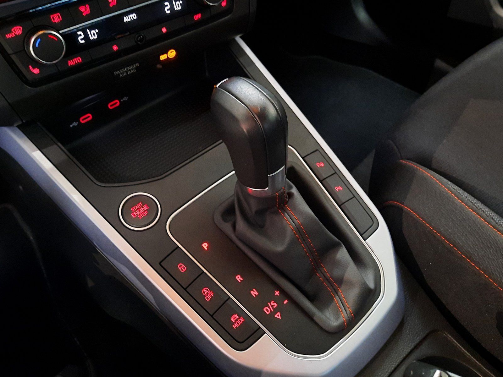 Fahrzeugabbildung SEAT Arona FR TSI DSG *AHK*Cam*PDC*LED*Sitzhg*ACC*APP