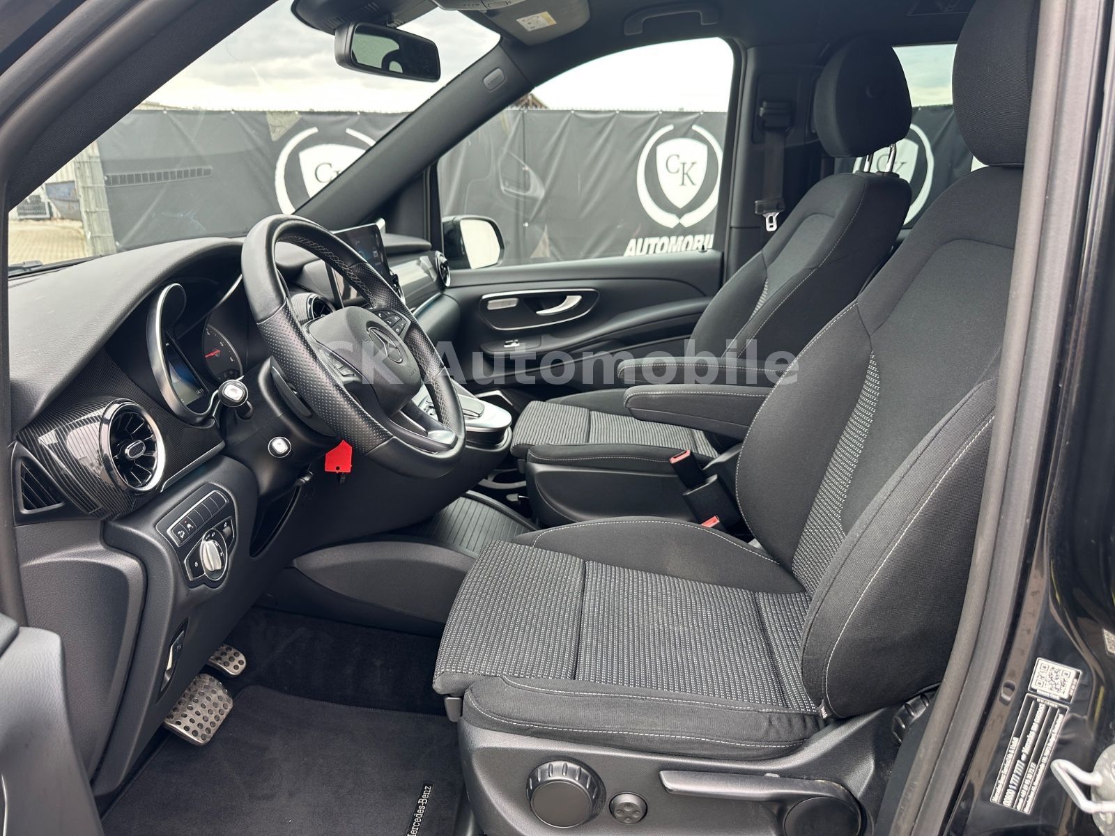 Fahrzeugabbildung Mercedes-Benz V 250d Edition 4MATIC Kompakt AMG-Line / 6 Sitze