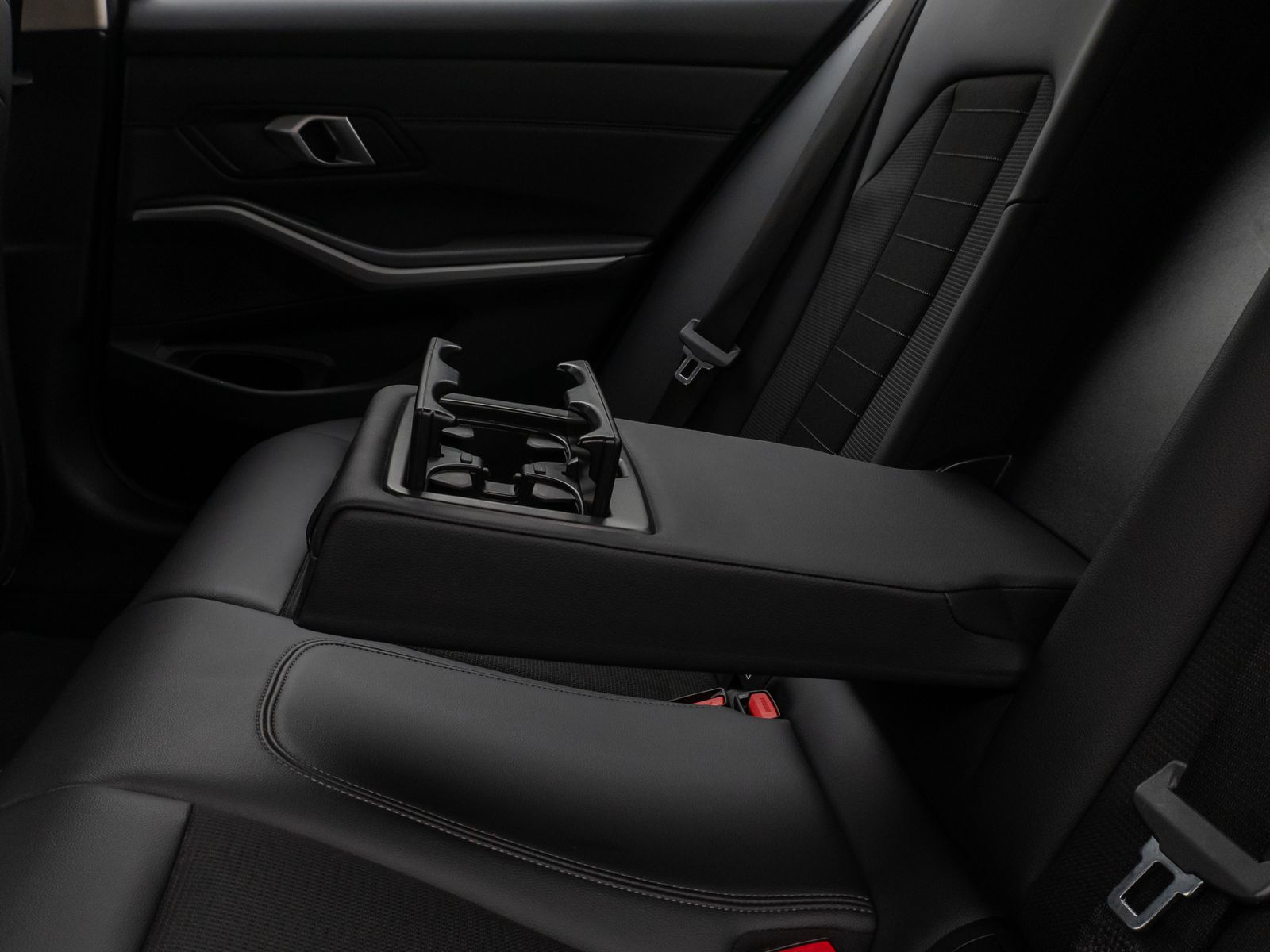 Fahrzeugabbildung BMW 320d Lim. DAB HUD CockPitPro Leder PDC Sport