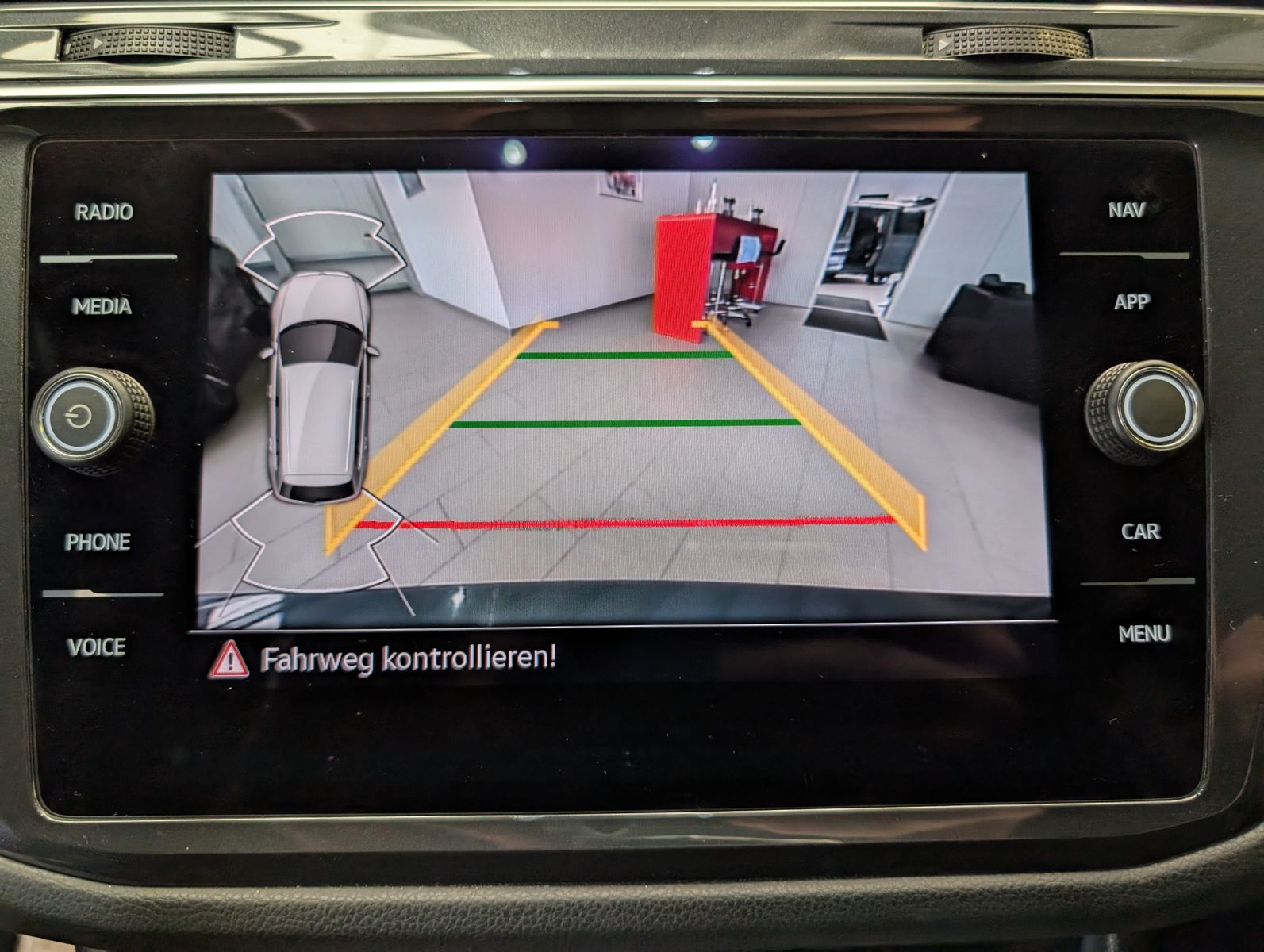 Fahrzeugabbildung Volkswagen Tiguan 2.0TSI R-Line 4M ACC HUD Cam StHz AHK 19"