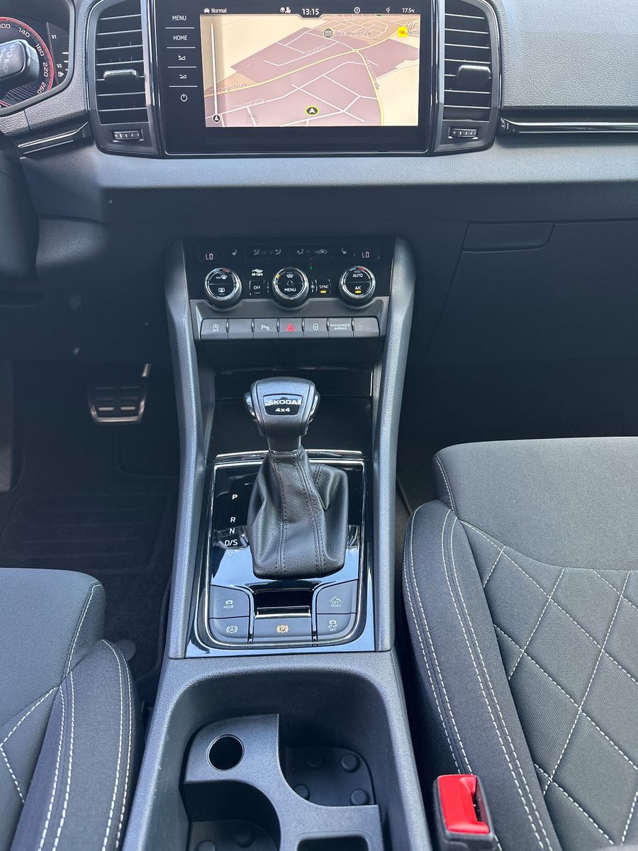 Fahrzeugabbildung SKODA Karoq 2.0 TDI DSG 4x4 Sportline NAV+LED+ACC+KAM
