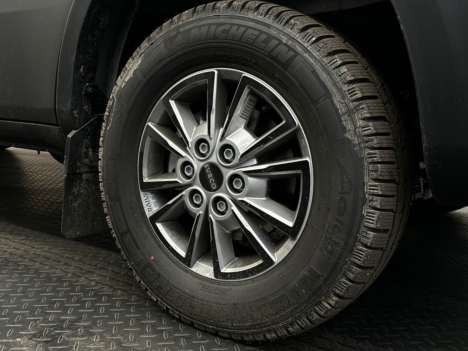Fahrzeugabbildung Iveco Daily 35S16HA 8/P KOFFER Luftfederung LBW Sofort