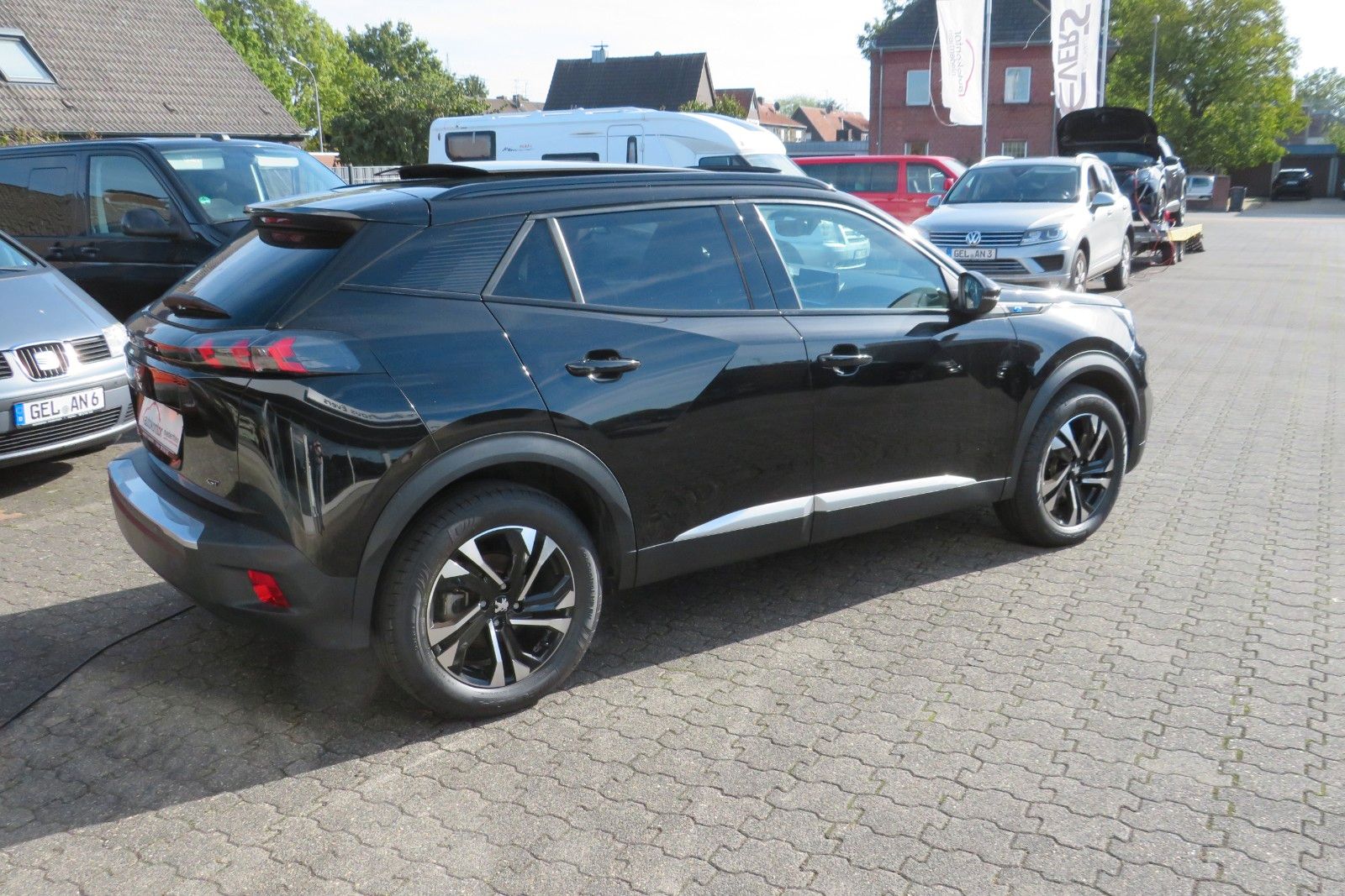 Fahrzeugabbildung Peugeot 2008 e- GT PANO NAVI KAMERA SITZH. PDC 1.HD