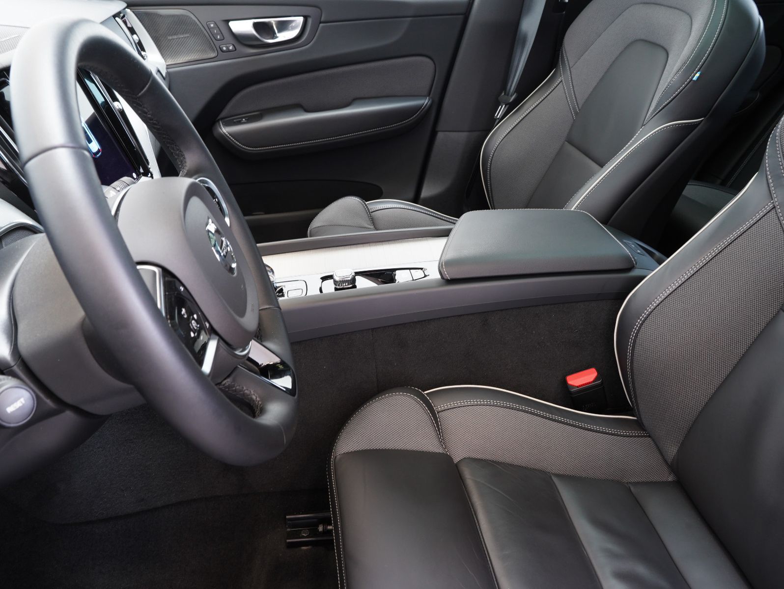 Fahrzeugabbildung Volvo XC60 B4 D AWD Plus Dark PANORAMA/LED/ACC/AHK