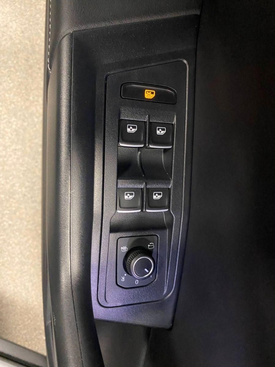 Fahrzeugabbildung Volkswagen T-Roc 1.5 TSI DSG R-Line+ACC+AHK+19"+KAMERA+LED+