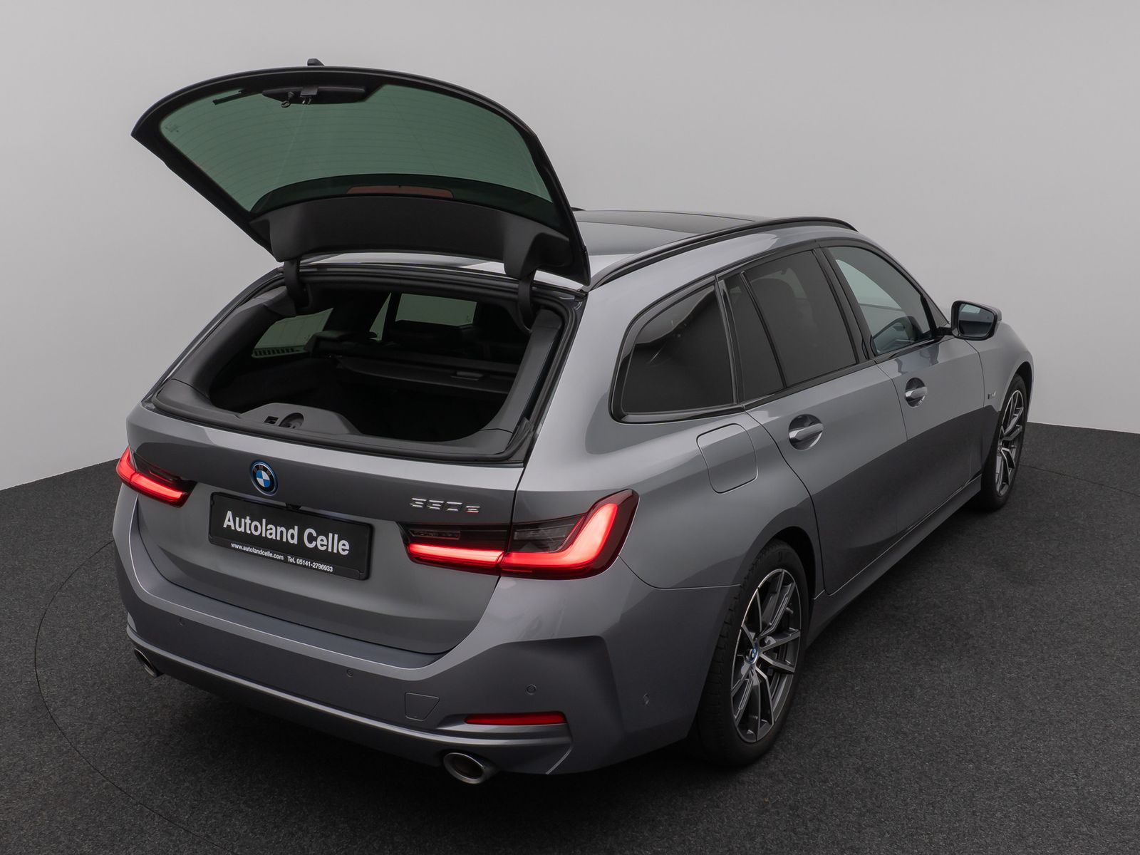 Fahrzeugabbildung BMW 330e Panorama Kamera HUD DAB HiFi AHK Sport Lede