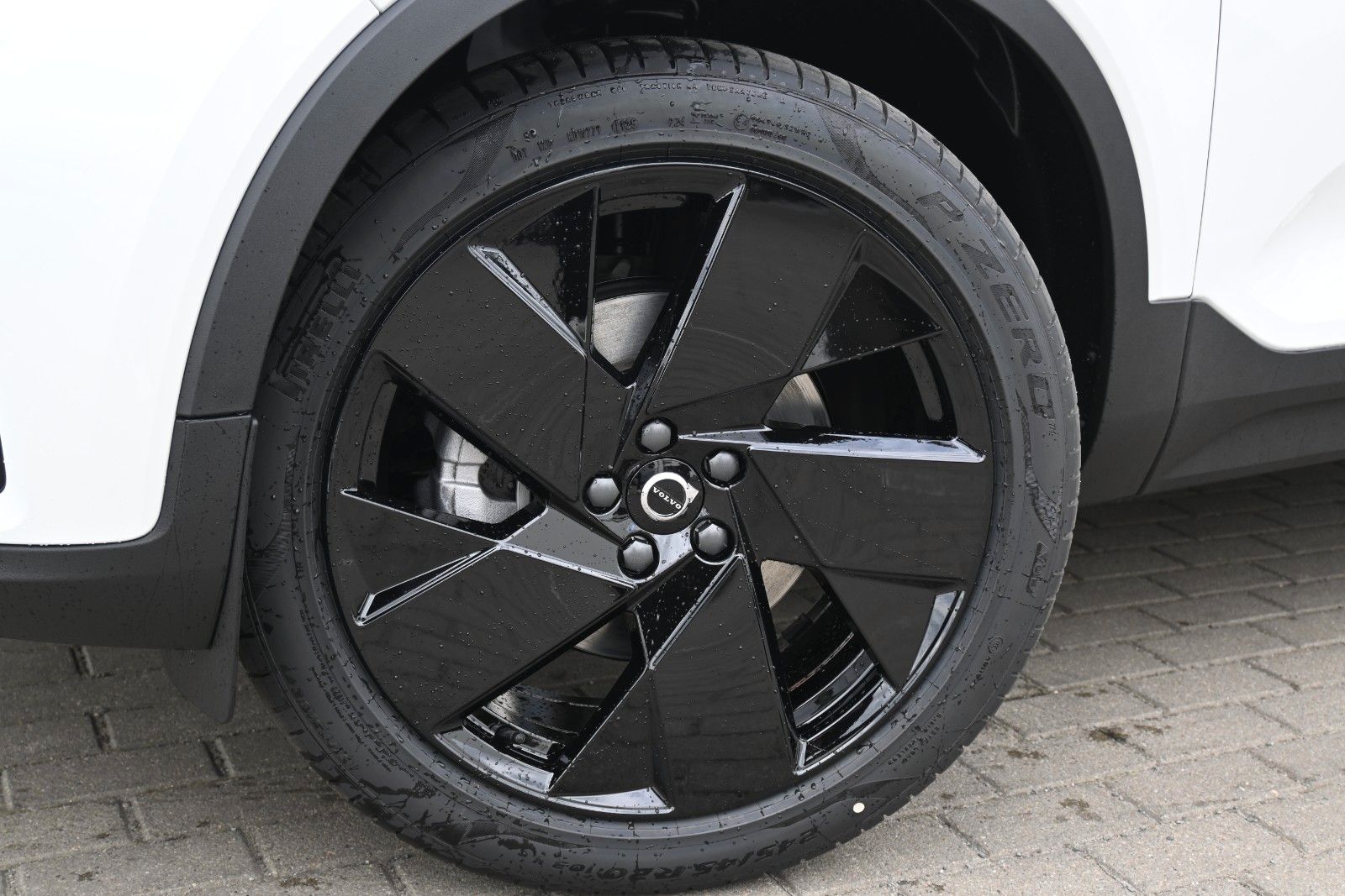 Fahrzeugabbildung Volvo XC40 B4 DKG Plus Black Edition*FSHZG*H&K*ACC*AHK