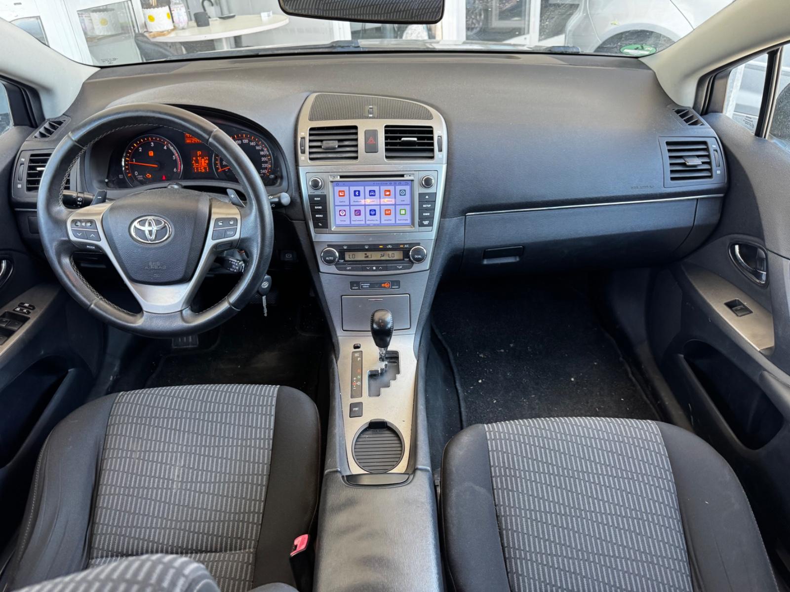 Toyota Avensis 2011 — photo 16