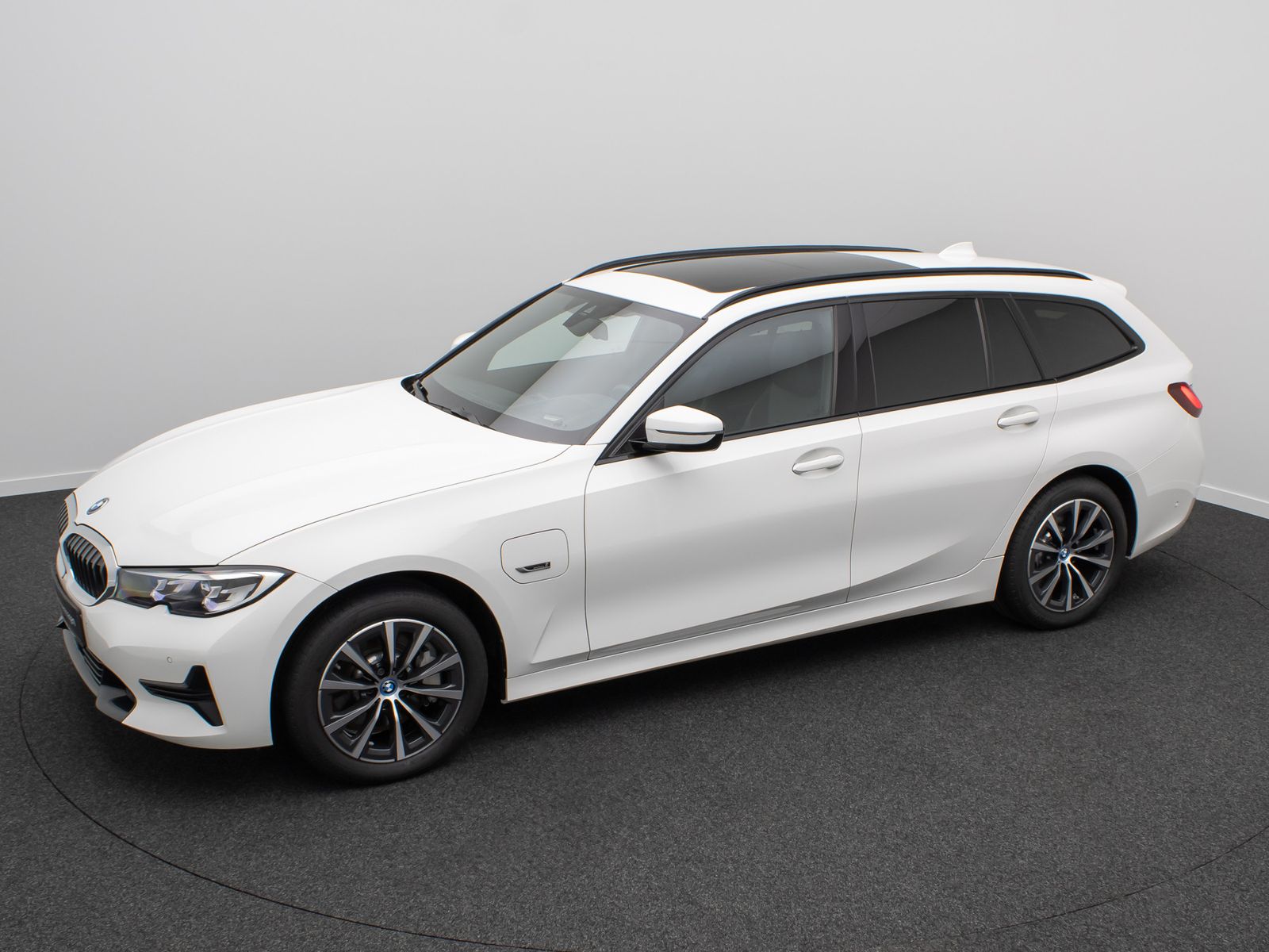 Fahrzeugabbildung BMW 330e xD Sport Line Alarm HUD DAB Panorama HiFi