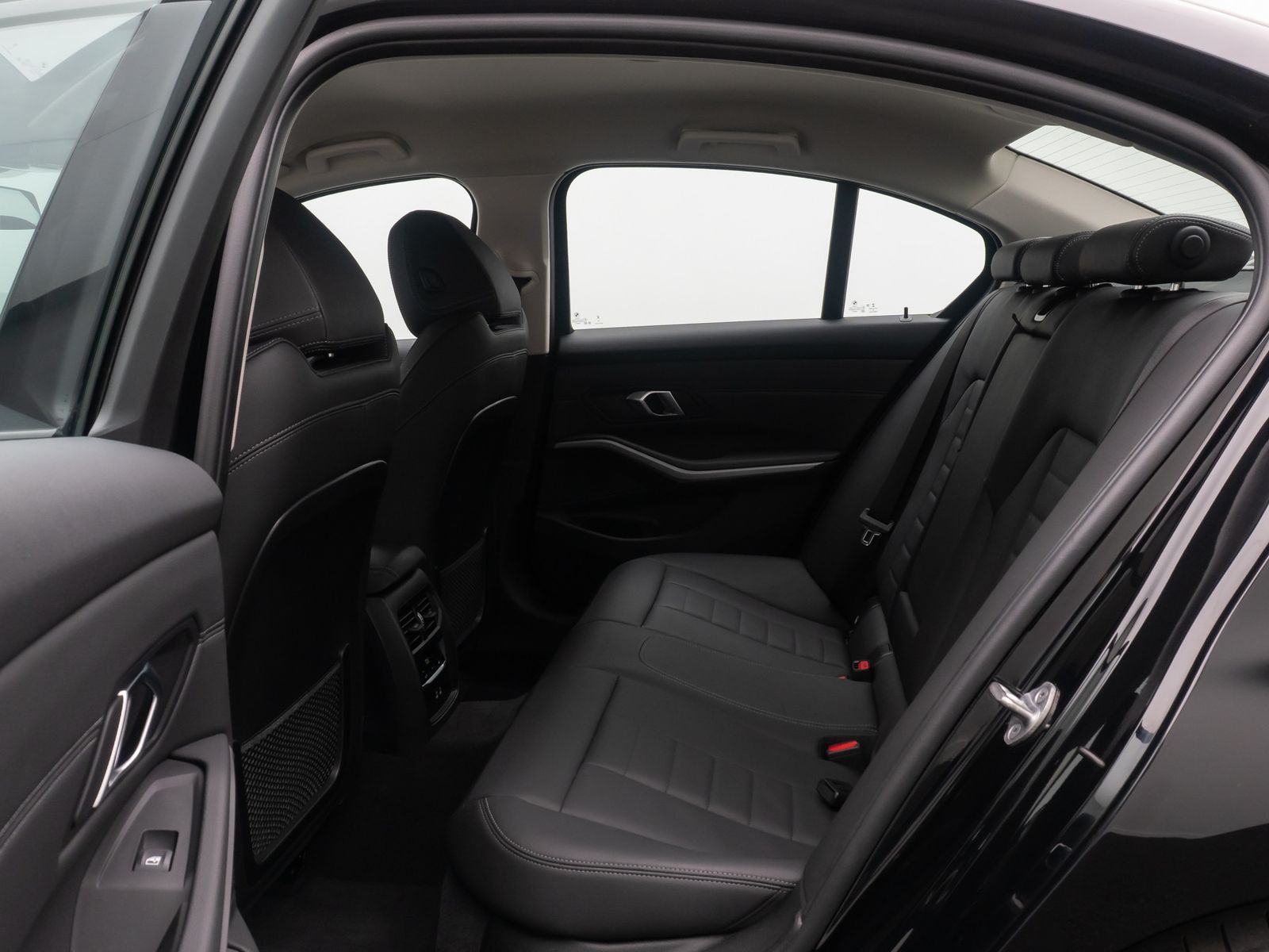 Fahrzeugabbildung BMW 330i GeschwindigReg DAB Komfort HiFi Leder 18Zol