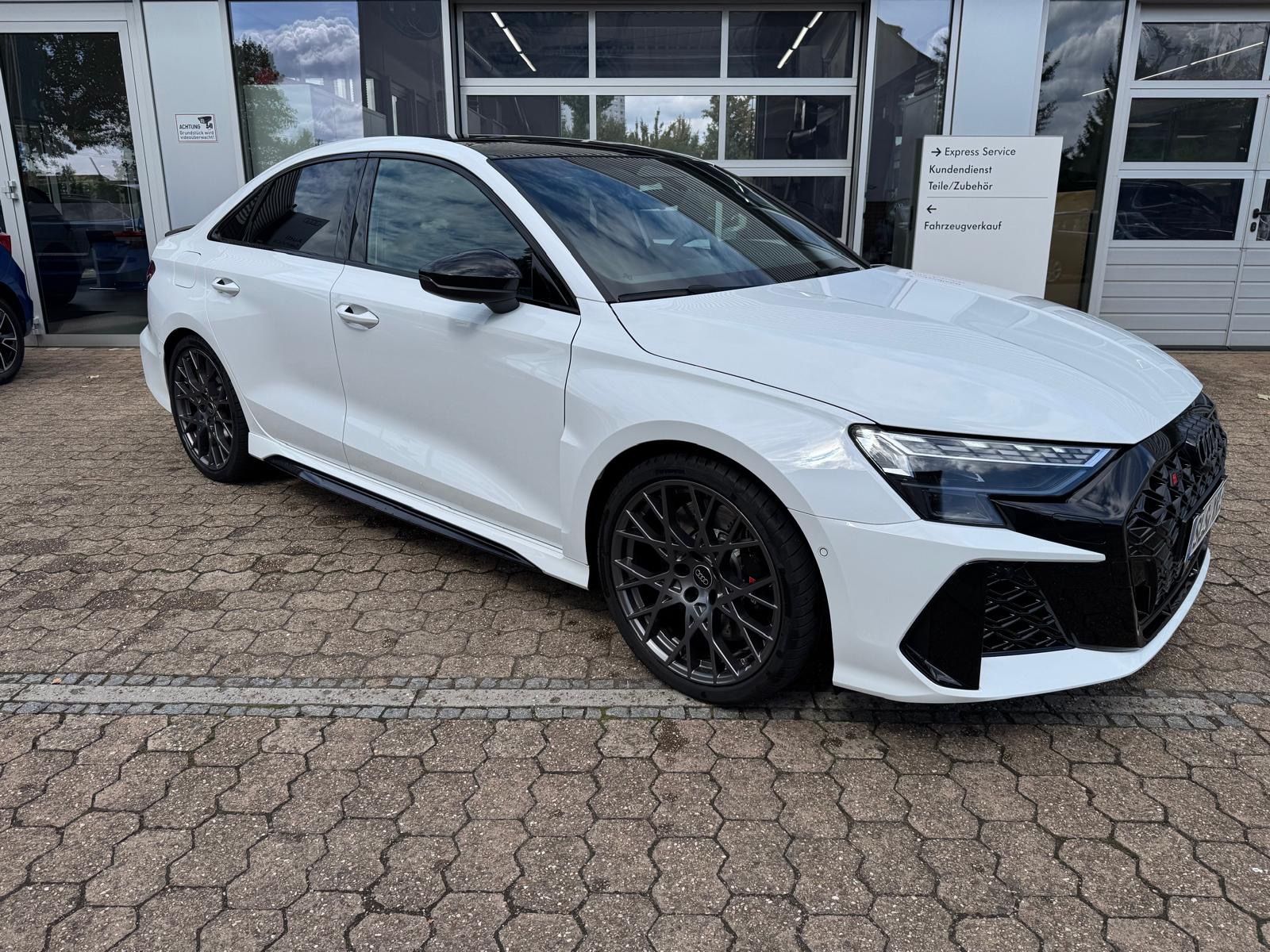 Fahrzeugabbildung Audi RS 3  limo Schalensitze Sport-AGA Pano 280km/h