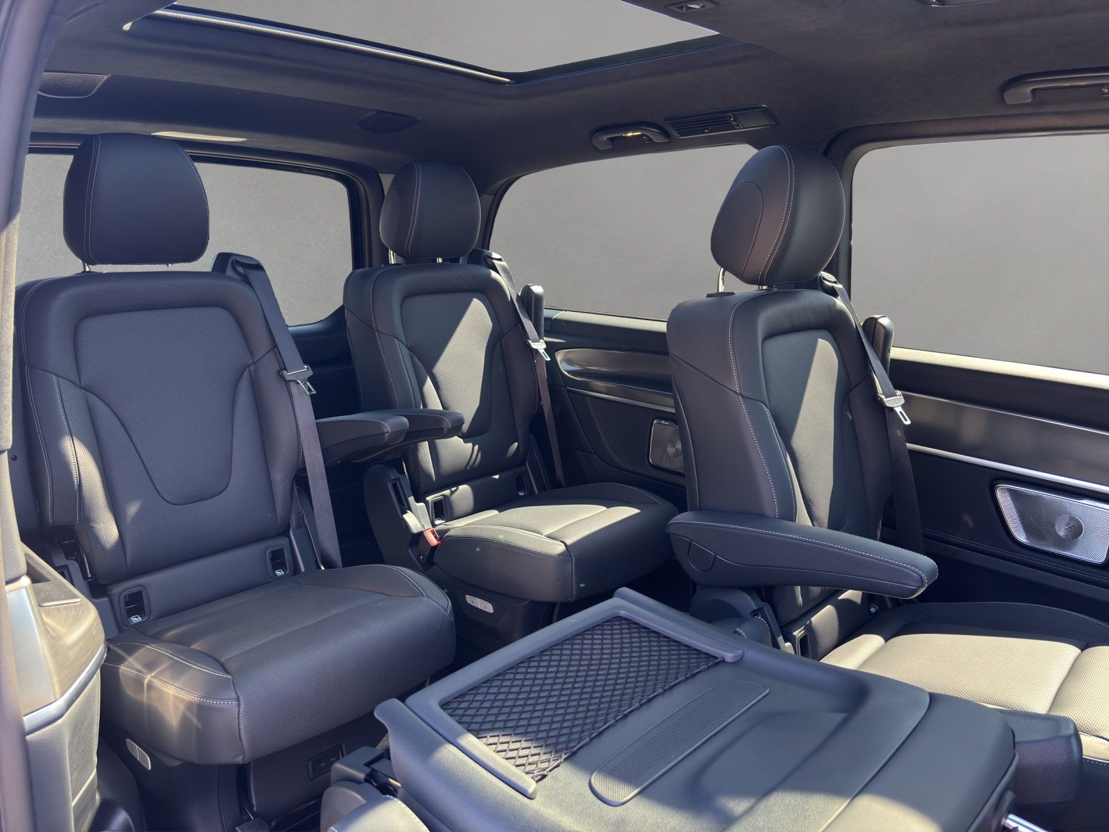 Fahrzeugabbildung Mercedes-Benz V 300 d L EXCLUSIVE Standhz AIRMATIC Pano DISTRO