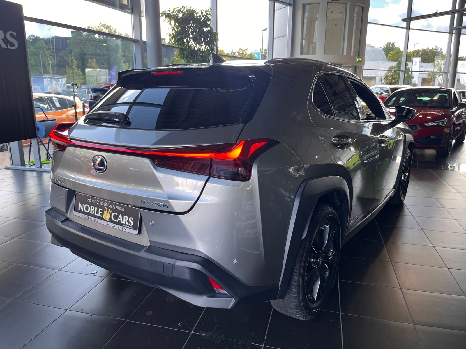 Fahrzeugabbildung Lexus UX 250h Launch Edition LED AHK NAV RFK SHZ ALU