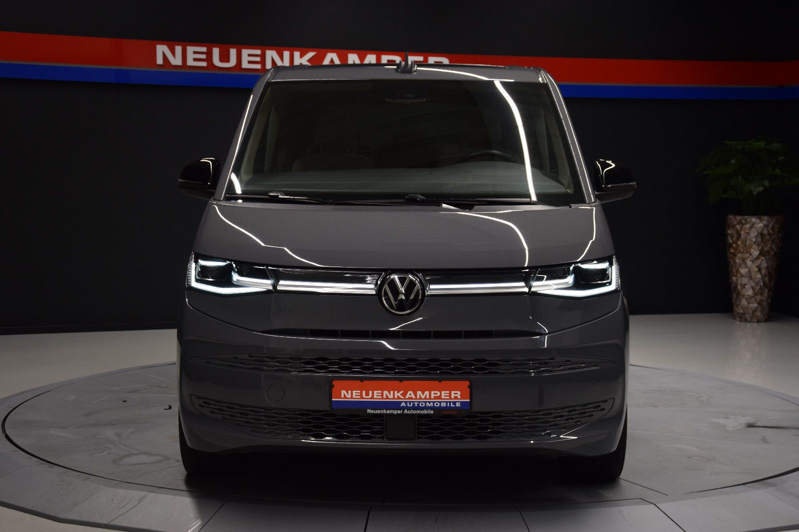 Fahrzeugabbildung Volkswagen T7 Multivan Style Pano ACC IQ AHK Stndhzg Alcant