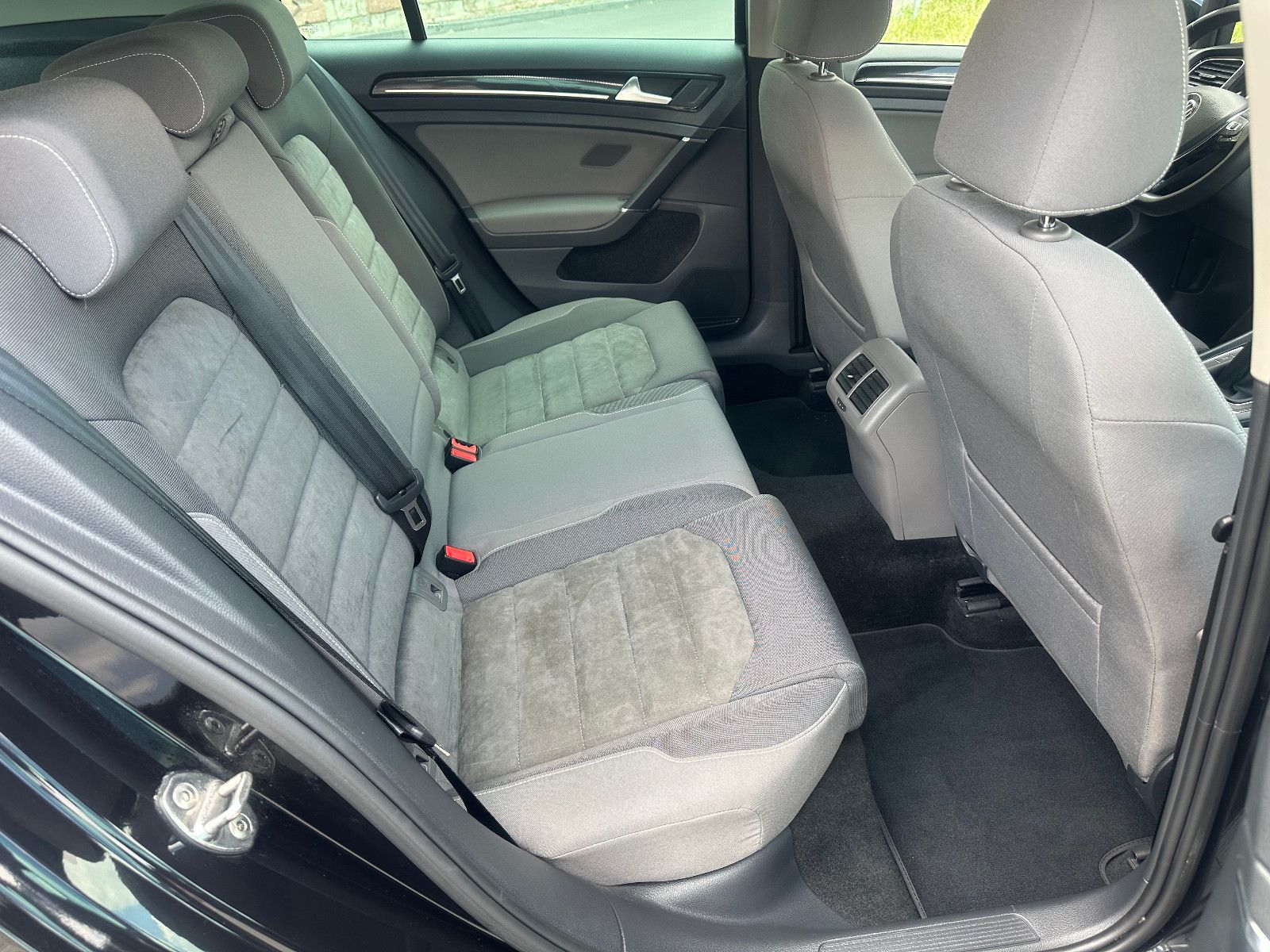 Fahrzeugabbildung Volkswagen GOLF VII R LINE+HIGHLINE BMT