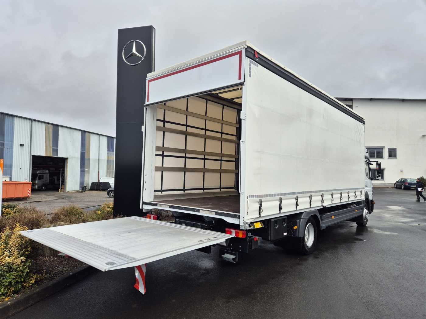 Fahrzeugabbildung Mercedes-Benz Atego 1527 L L-Haus LBW Palfinger 1.500kg 2 Bett