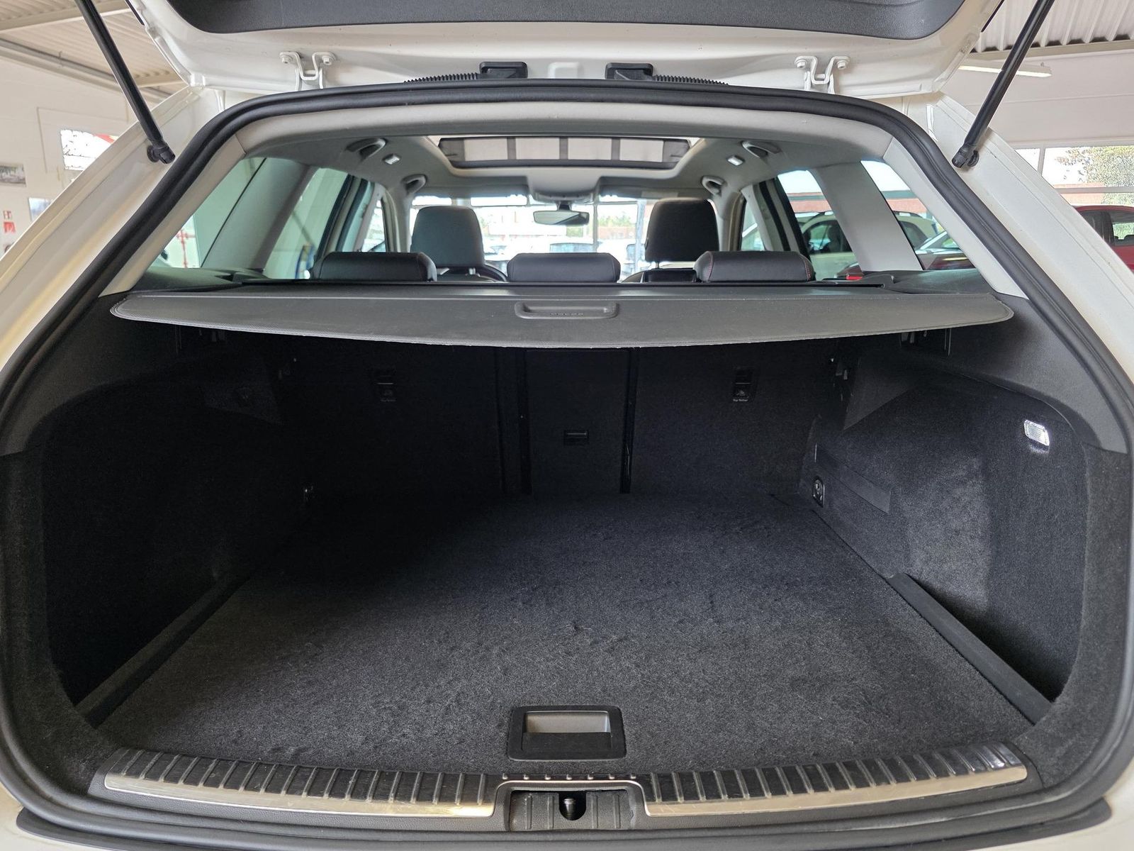 Fahrzeugabbildung SEAT Leon 1.8 TSI DSG ST FR/LED/Navi//Pano/Carplay
