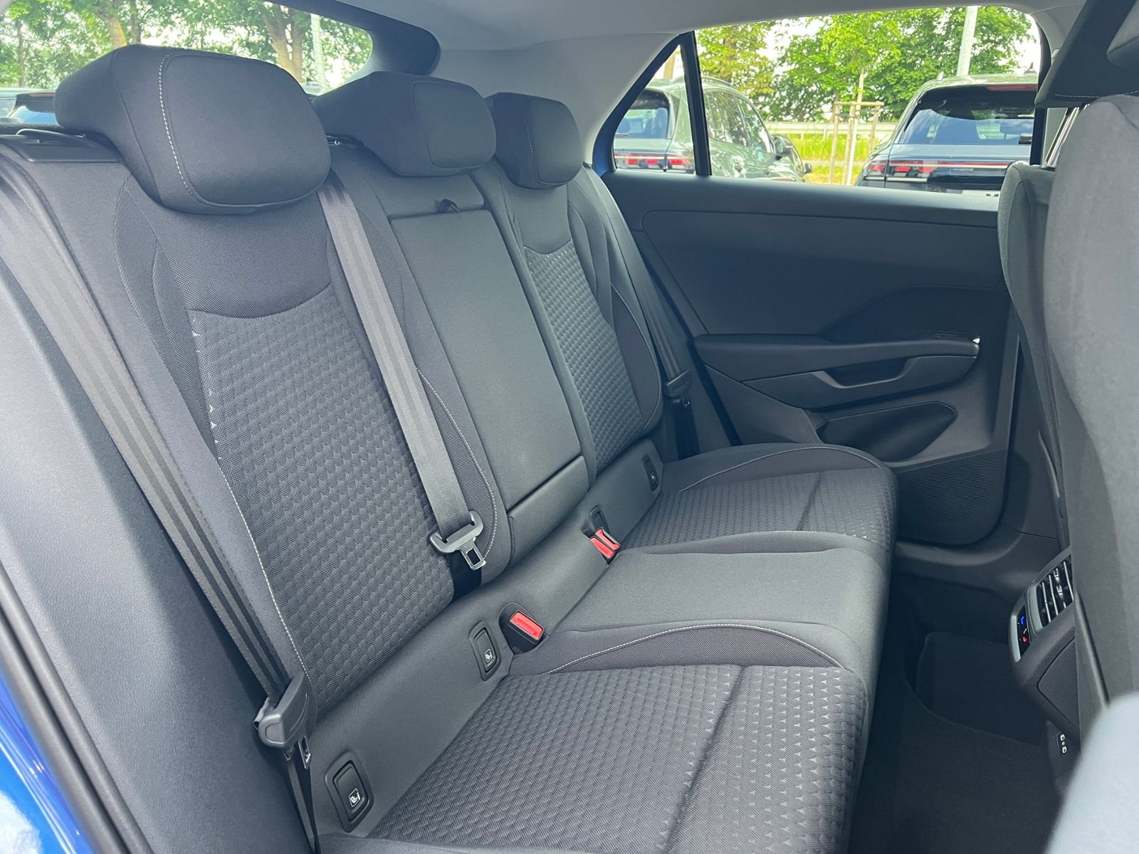 Fahrzeugabbildung Volkswagen T-Roc Life 1.5 eTSI DSG  *AHK, Ganzjahresreifen,