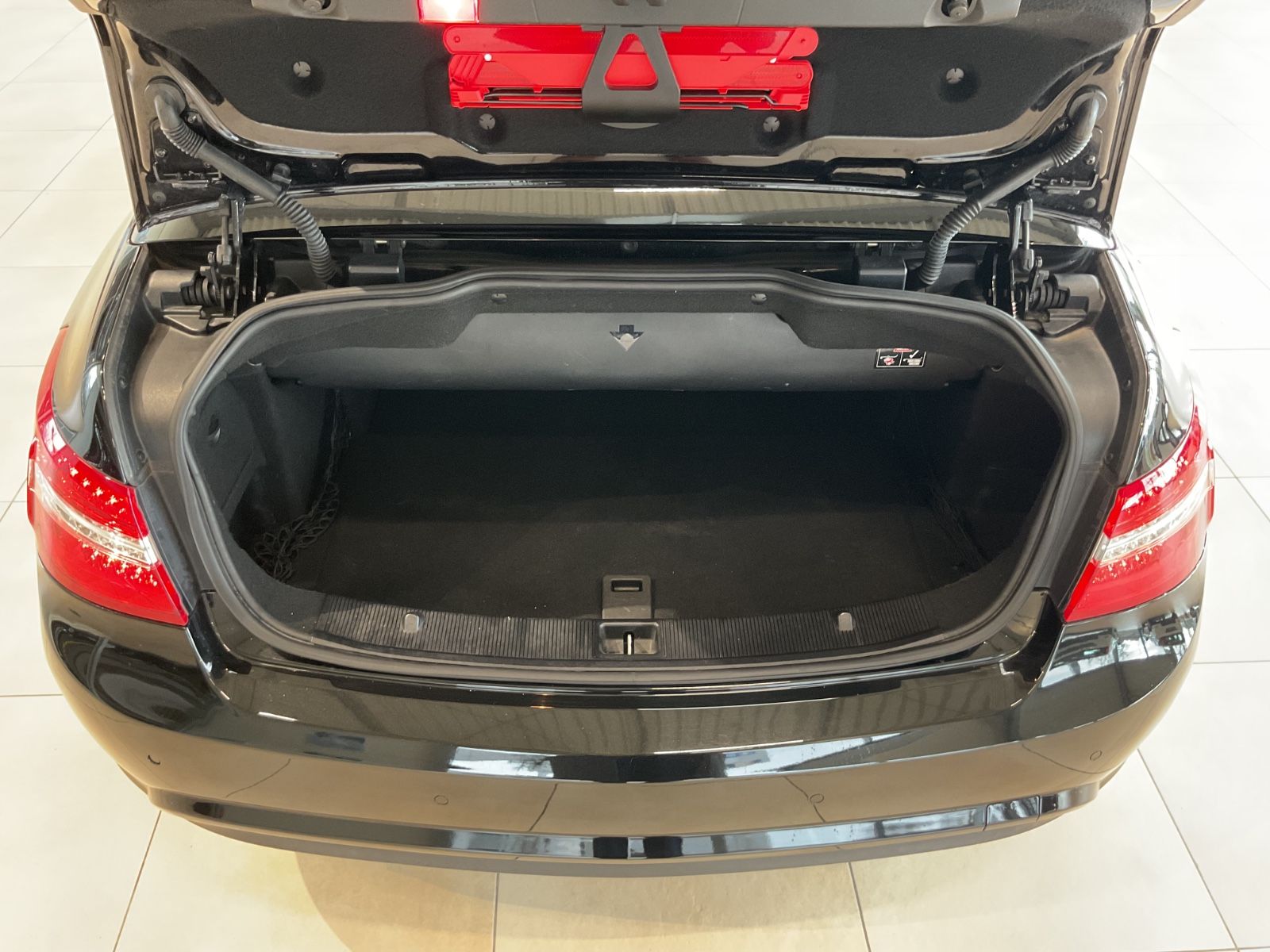 Fahrzeugabbildung Mercedes-Benz E 250 CGI AMG-Paket, H-K Sound, Memory, 8-Fach