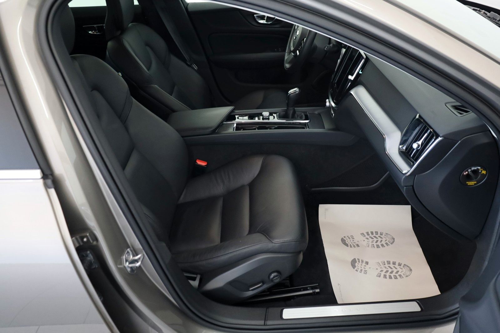 Fahrzeugabbildung Volvo V60 Momentum Pro Leder,Navi,LED,CarPlay, AHK el.
