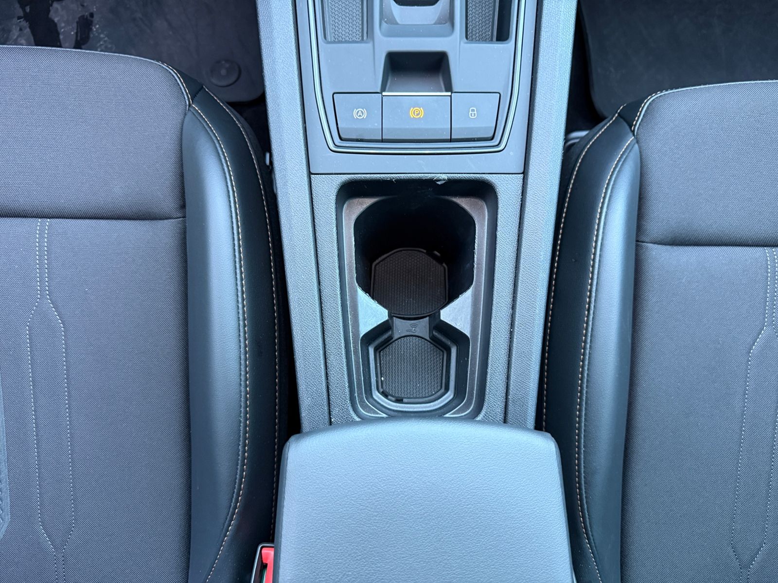 Fahrzeugabbildung CUPRA Leon 1.4 e-Hybrid VZ SHZ NAVI DAB