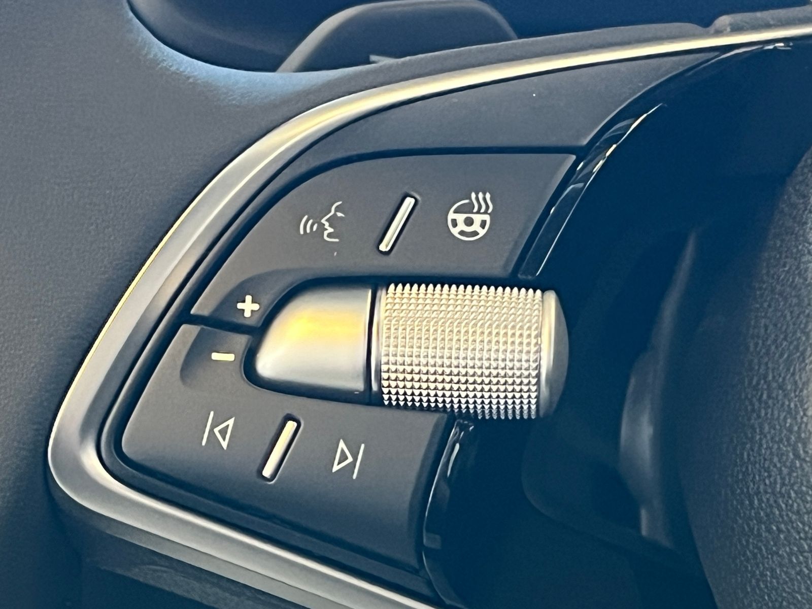Fahrzeugabbildung SKODA Karoq DRIVE 1.5 TSI DSG *AHK, ACC, LED, Virtual