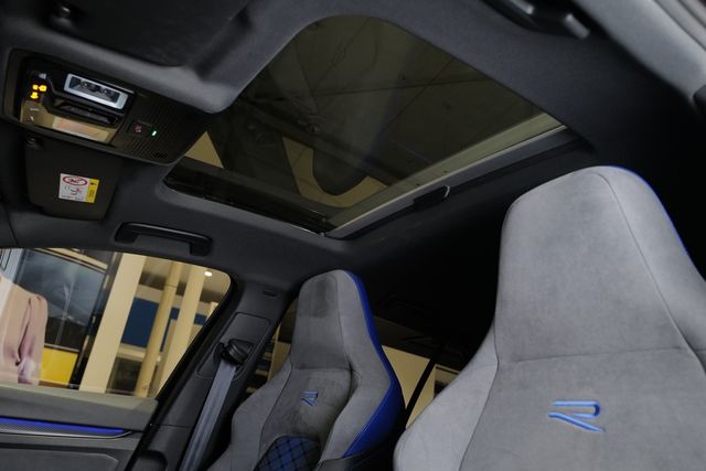 Volkswagen Golf VIII R Performance Akrapovic Pano HKardon K