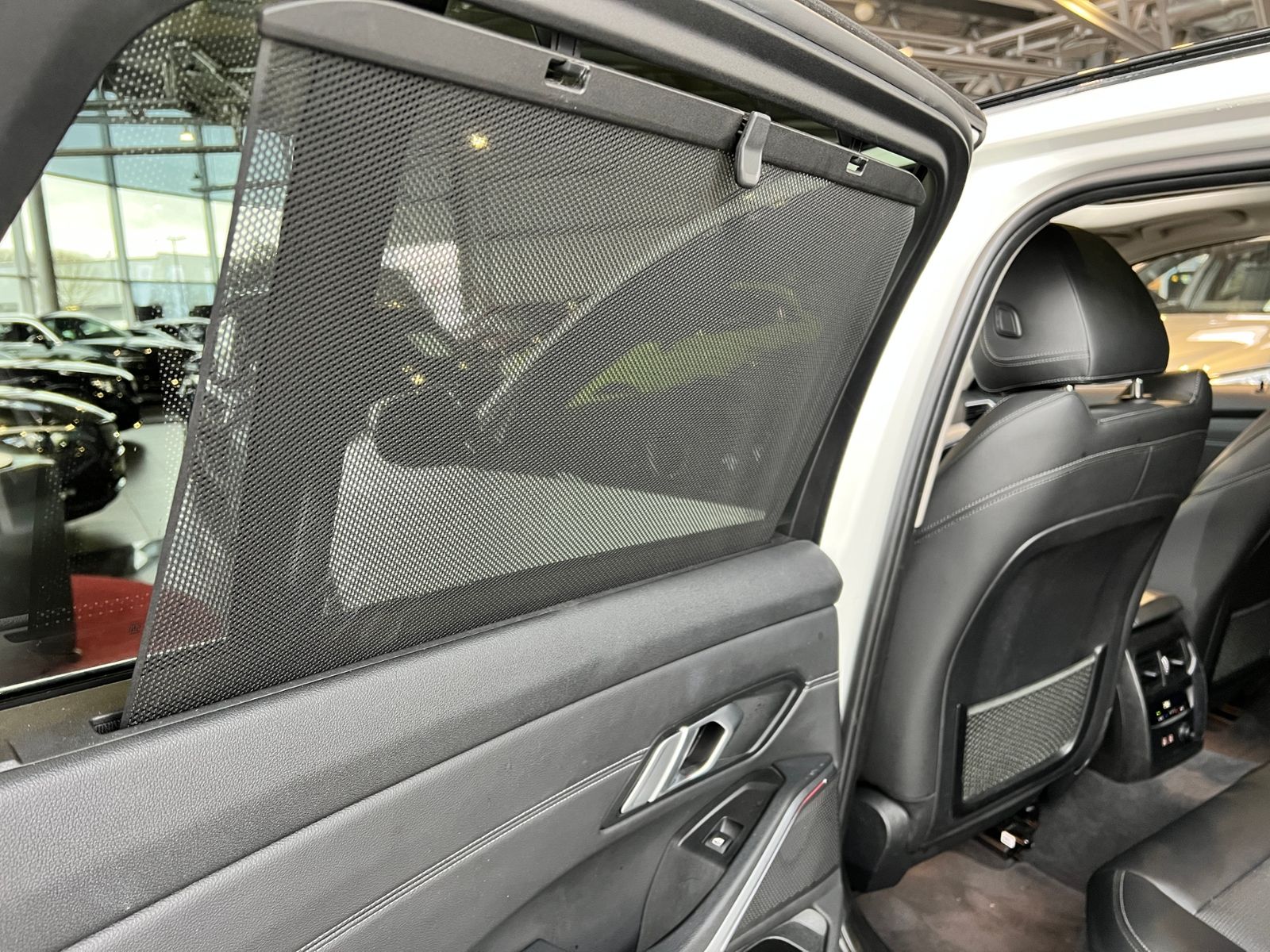 Fahrzeugabbildung BMW 320i Touring Sport Line PANO ACC LASER RFK