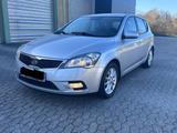 Kia Ceed 1.6 CRDI 1-Hand TÜV Neu (Sparsamen) - mit Diesel-Antrieb: Limousine, Sparsame