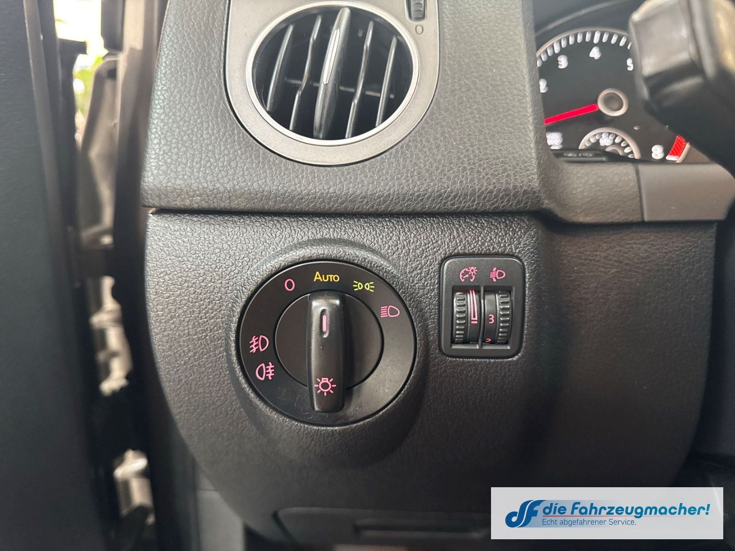 Fahrzeugabbildung Volkswagen Golf Plus VI Life Navi Dyn. Kurvenlicht 2-Zonen-
