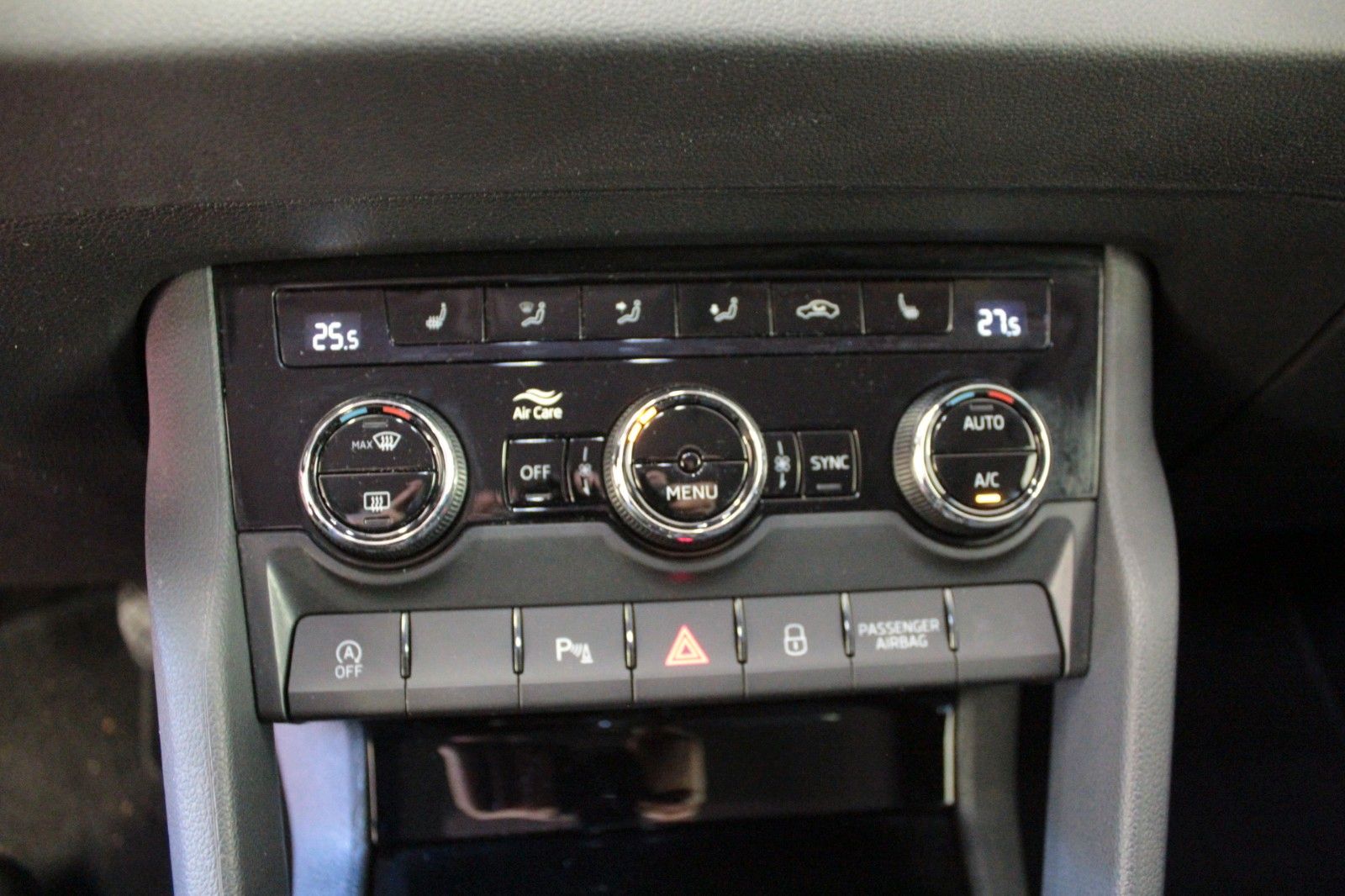 Fahrzeugabbildung SKODA Karoq 1.0 TSI AMBITION  AHK *Allwetter*