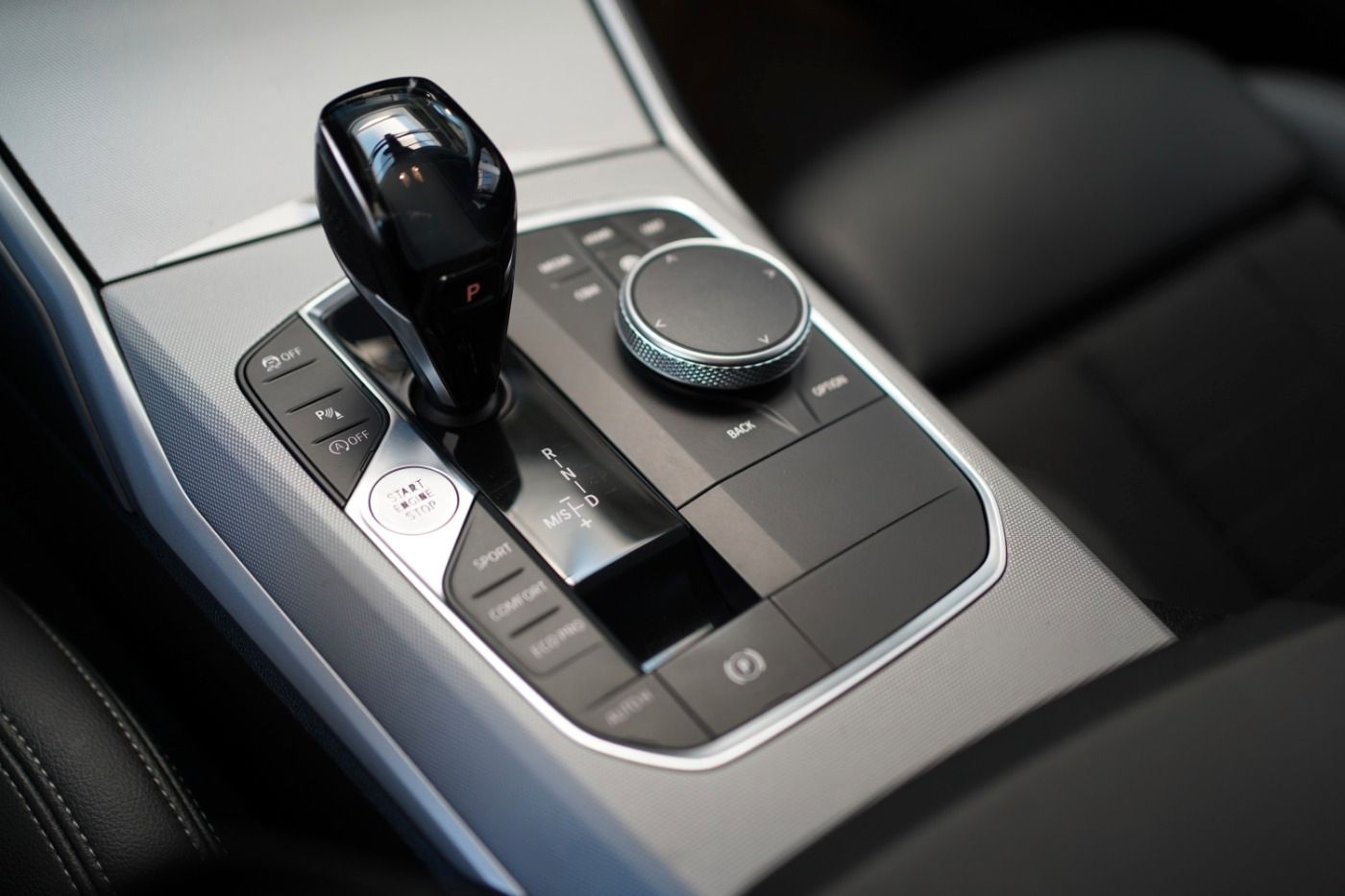 Fahrzeugabbildung BMW 320i Advantage Head Up+Parking u. Driving Ass.++