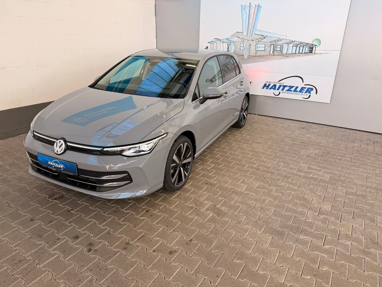 Fahrzeugabbildung Volkswagen Golf VIII Lim. 1.5 eTSI 110 kW Style DSG + Navi