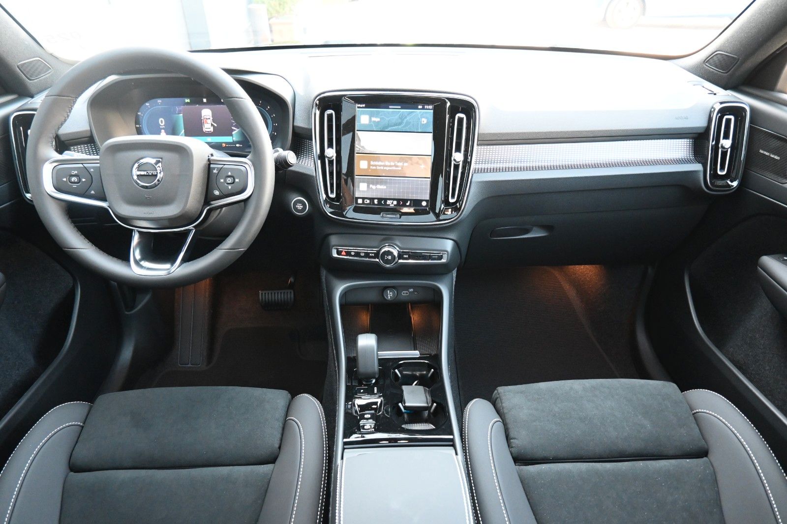 Fahrzeugabbildung Volvo XC40 B4 DKG Plus Black Edition*FSHZG*360°*ACC