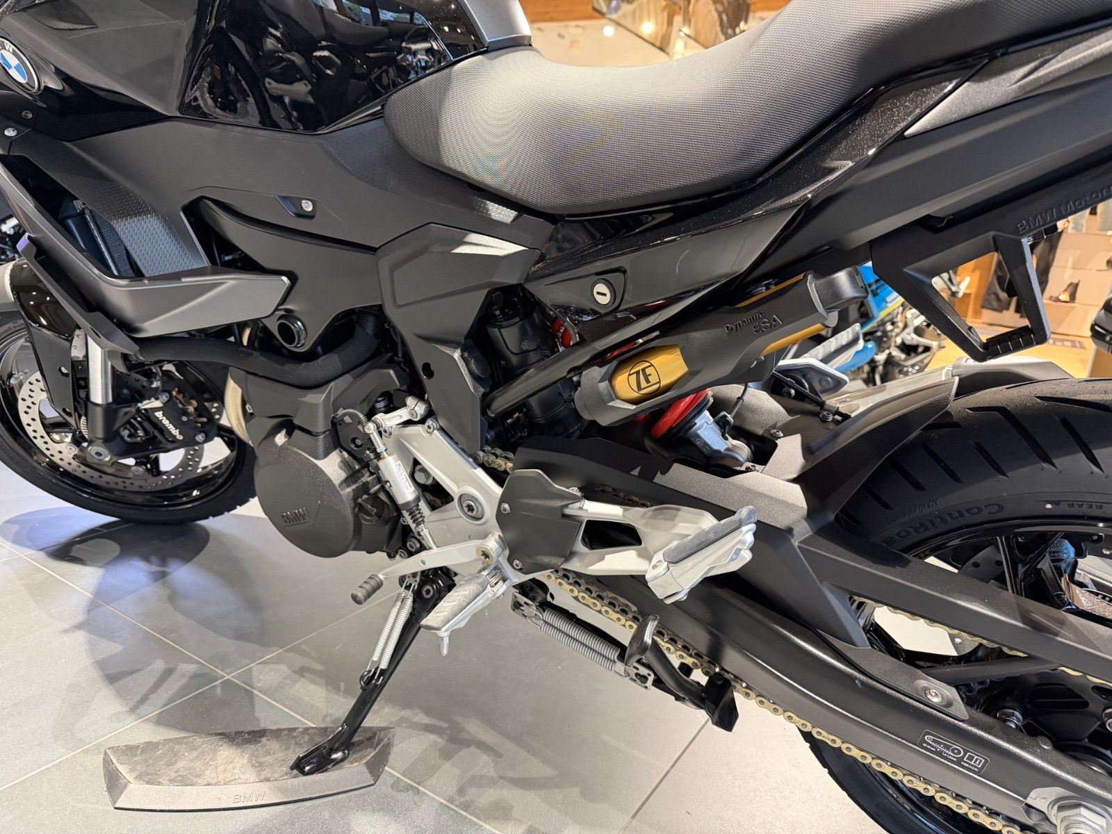 Fahrzeugabbildung BMW F 900 XR Triple Black 2 Pakete+ M-Kette/ Extras