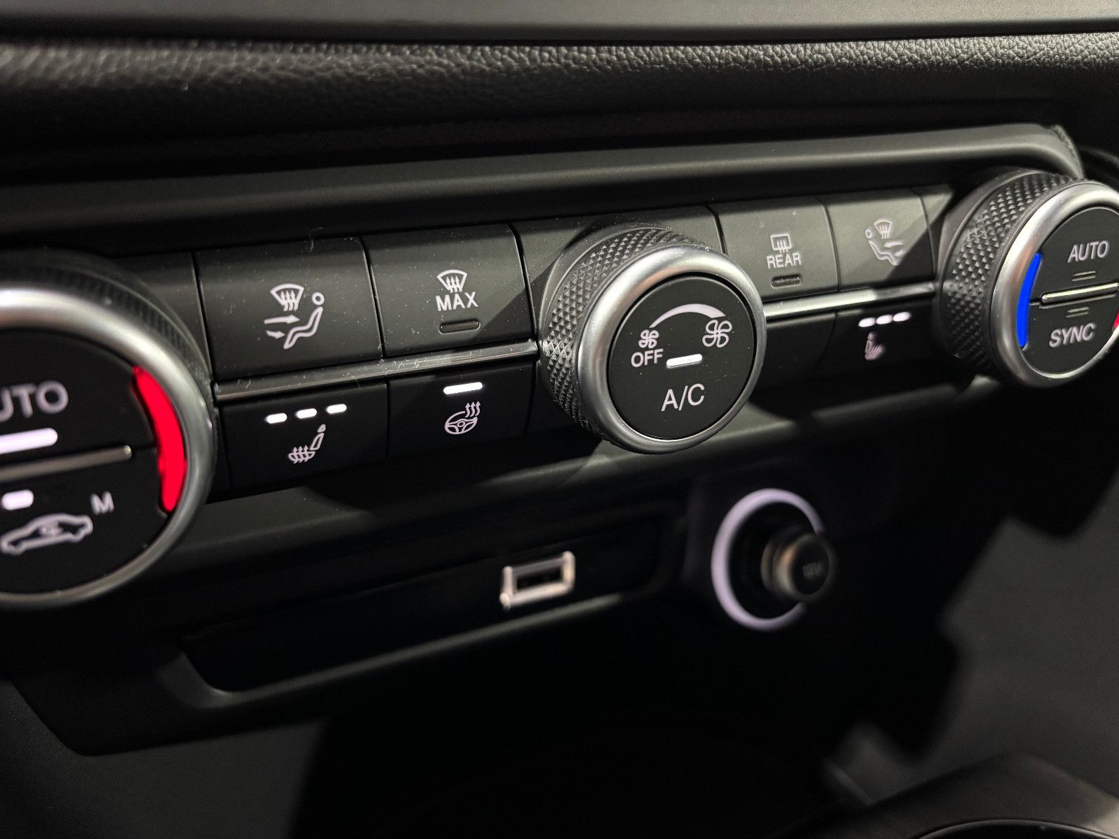 Fahrzeugabbildung Alfa Romeo Giulia Ti Q4/MEMORY/ACC/NAVI/KAMERA/SHZ