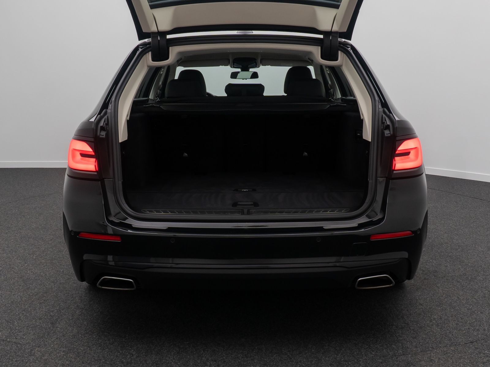 Fahrzeugabbildung BMW 530d Alarm FernlichtAss DAB Kamera 4xKlima WLAN