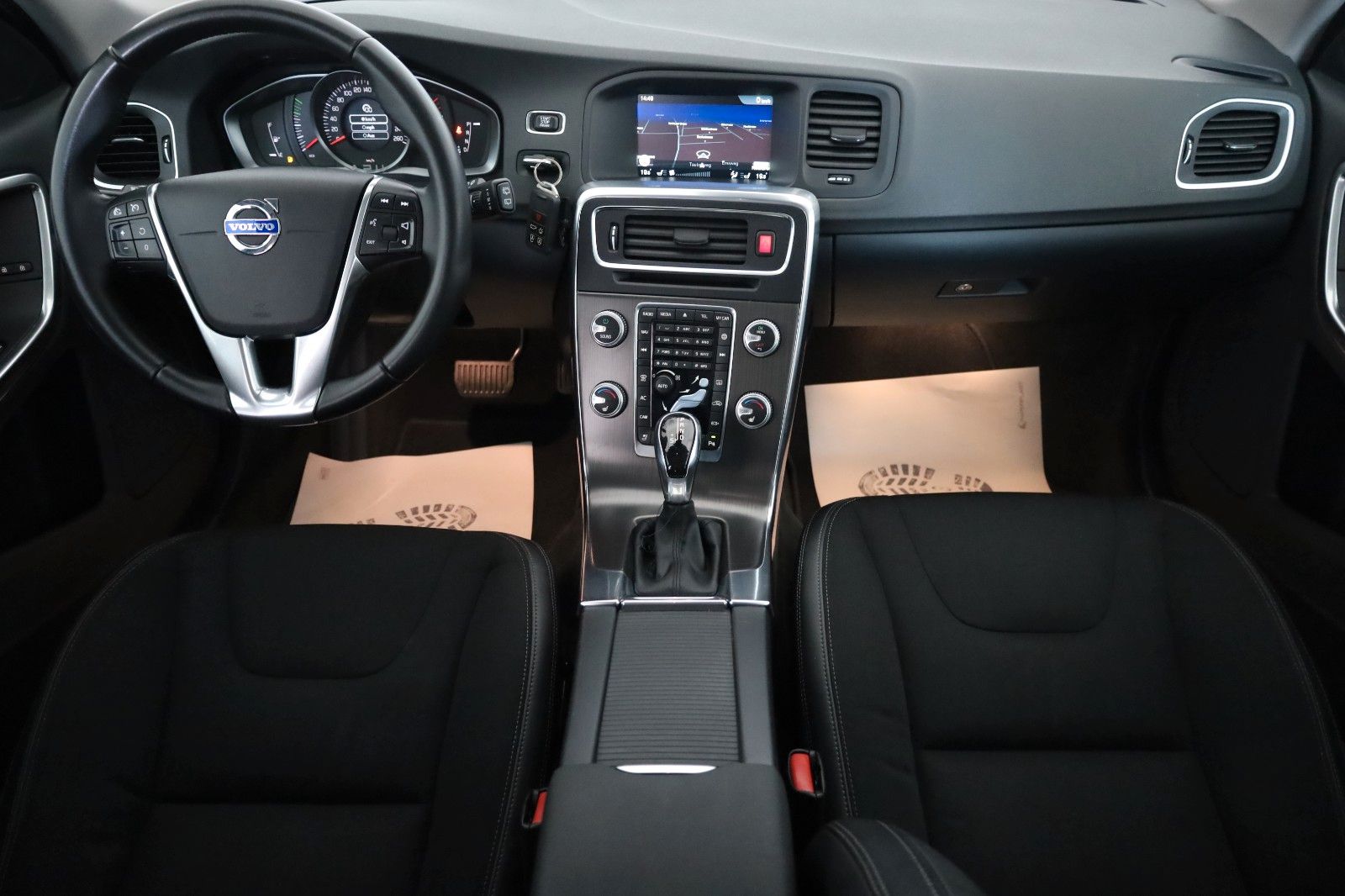 Fahrzeugabbildung Volvo V60 Kombi Momentum T.Leder,Navi,Xenon,Kamera,AHK