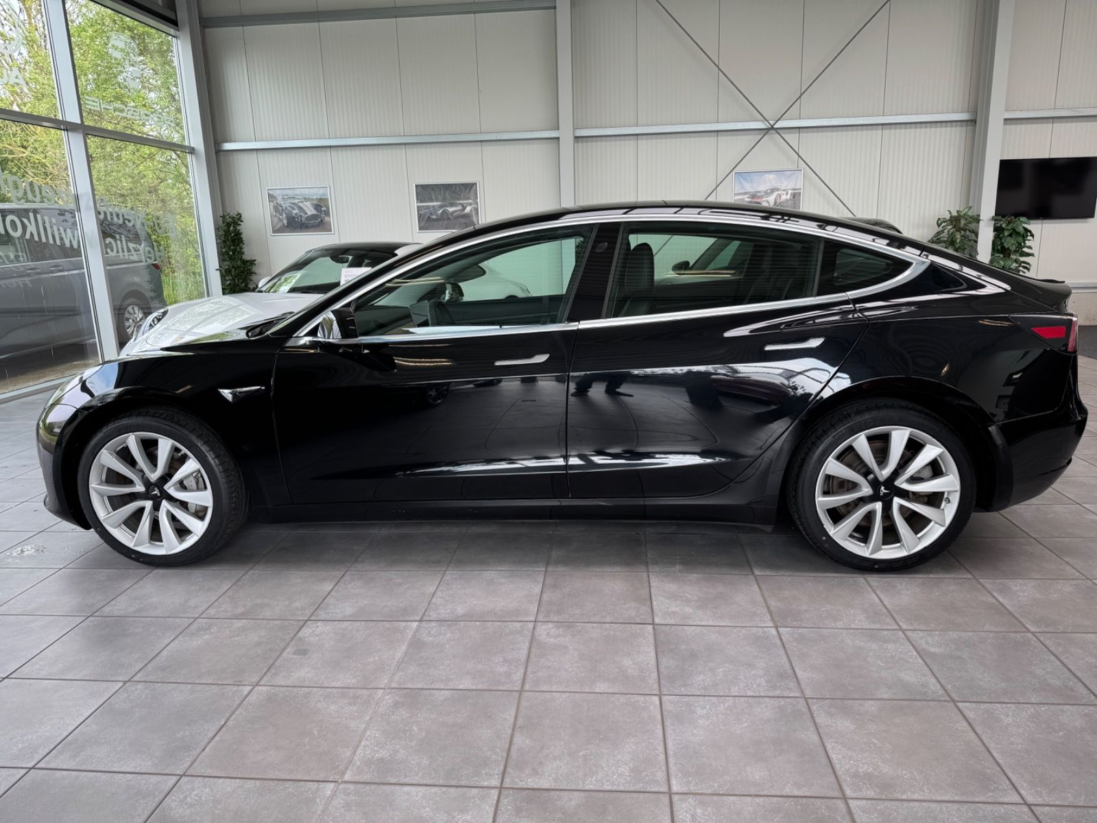 Fahrzeugabbildung Tesla Model 3 Standard Range Plus RWD