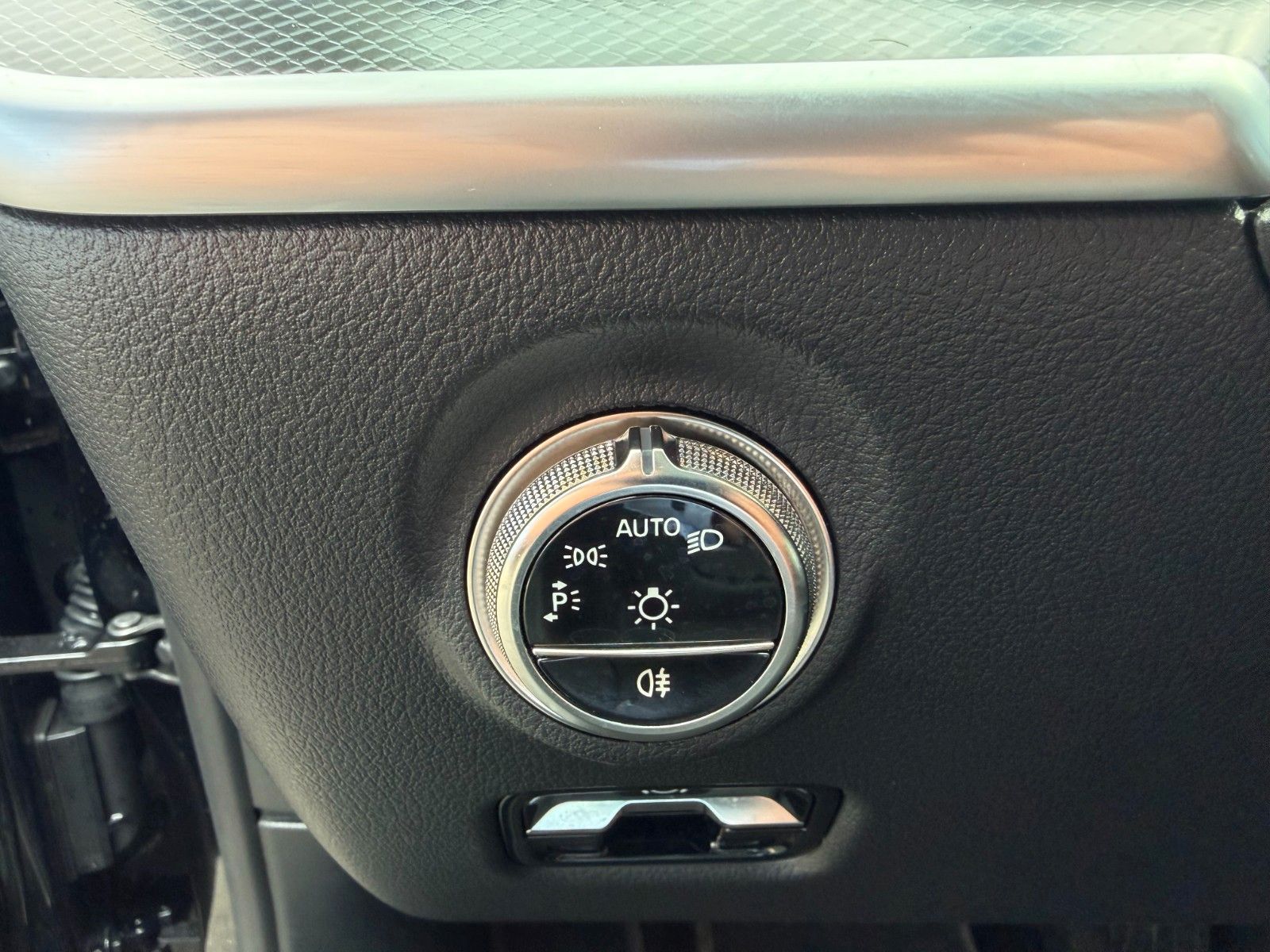 Fahrzeugabbildung Mercedes-Benz C 180 T Avantgarde AHK+TOTW+R-Kamera+DAB