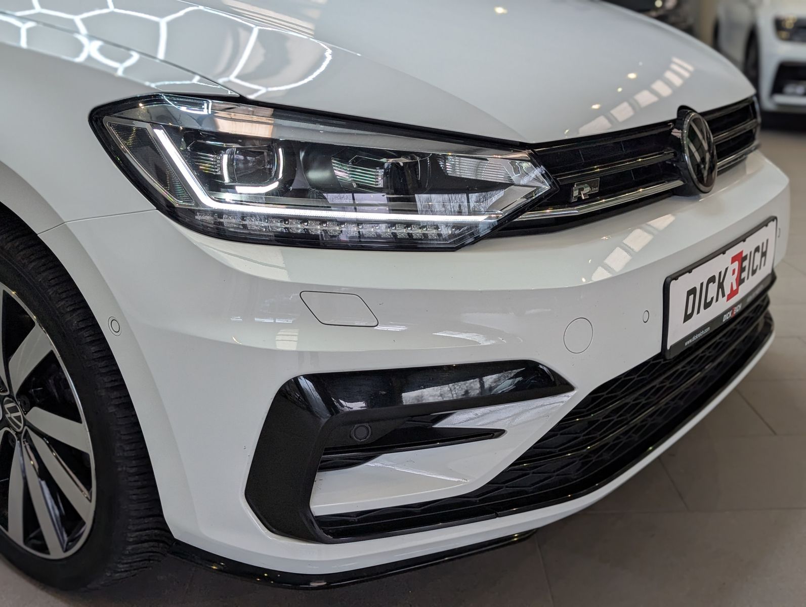 Fahrzeugabbildung Volkswagen Touran 2.0 DSG R-Line High. Pano 7-Si IQ.Dri AHK