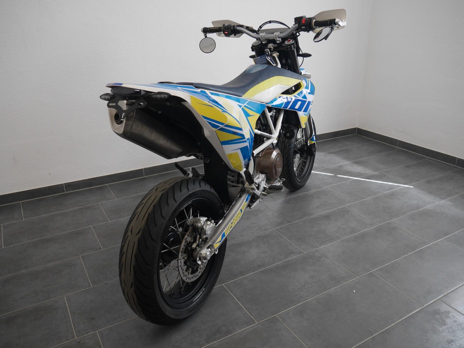 Husqvarna 701 Supermoto // Extras