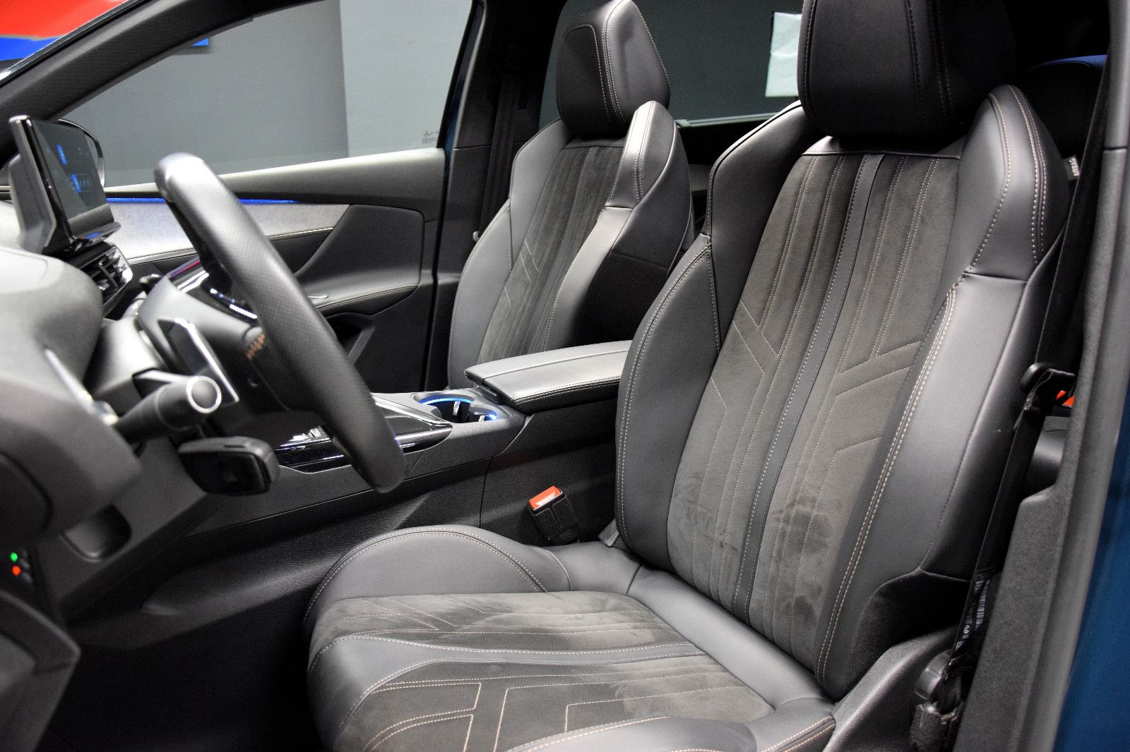 Fahrzeugabbildung Peugeot 5008 GT 7-Sitze Panorama LED ACC Focal Alcantara