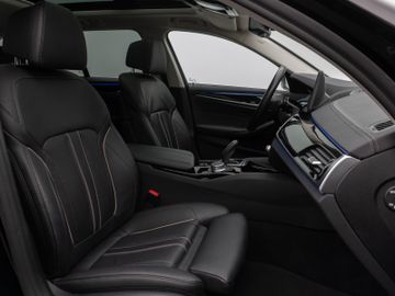 Fahrzeugabbildung BMW 530d xDr Tour AHK  Pano ACC HUD Komfortsitz